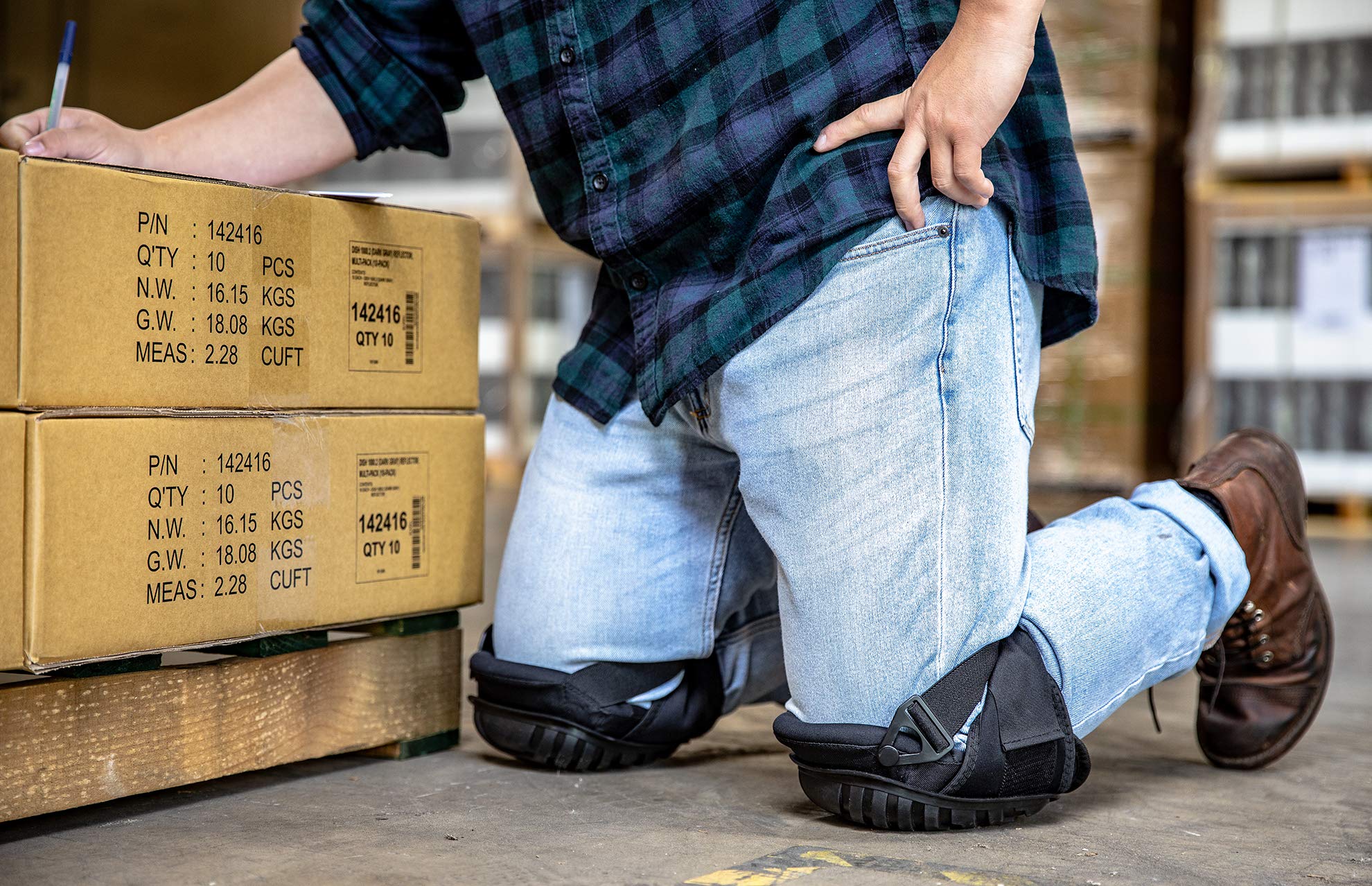 CE' CERDR knee pads highlight breathable design to reduce heat buildup
