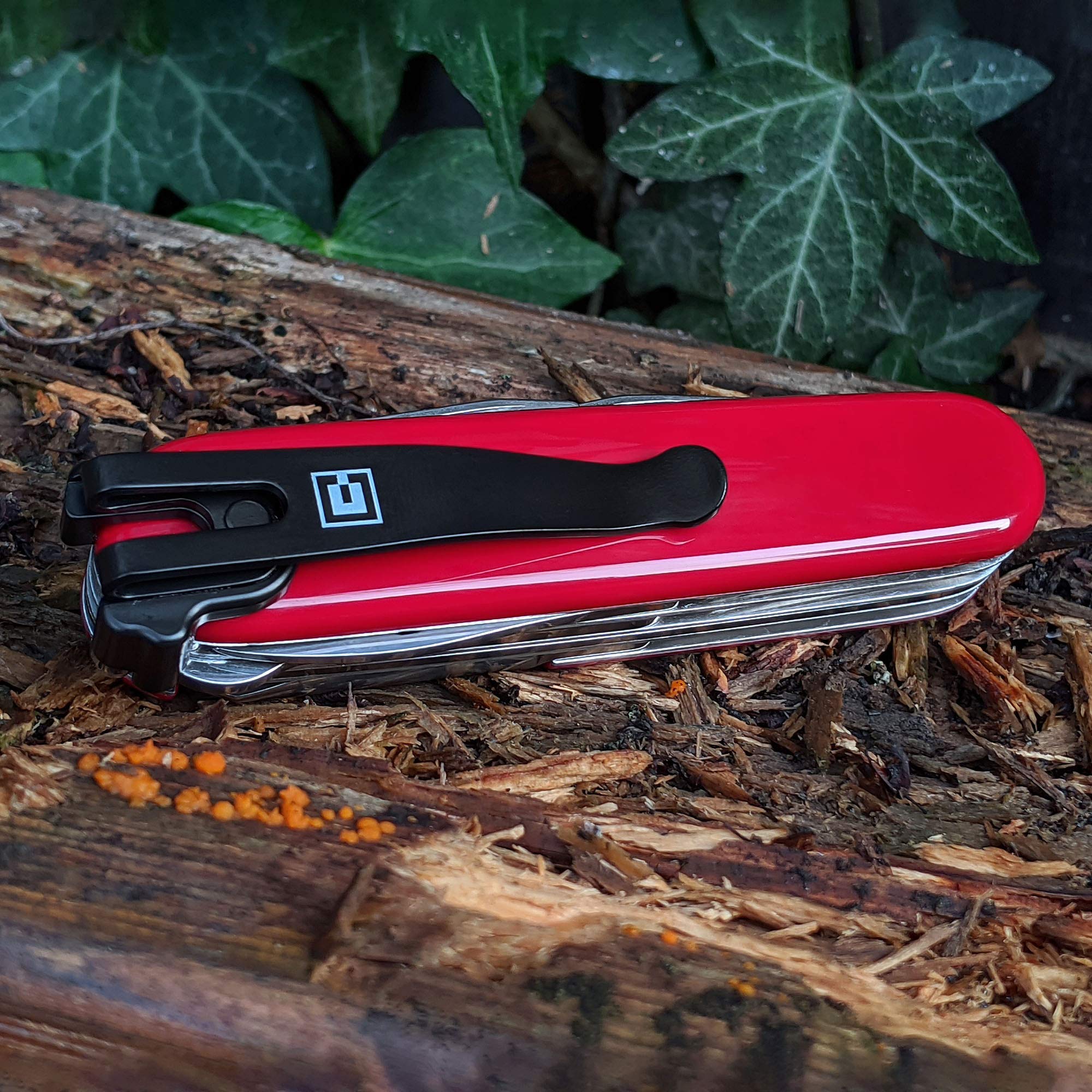 Low-profile SwissQlip design stays flush with pocket for comfort