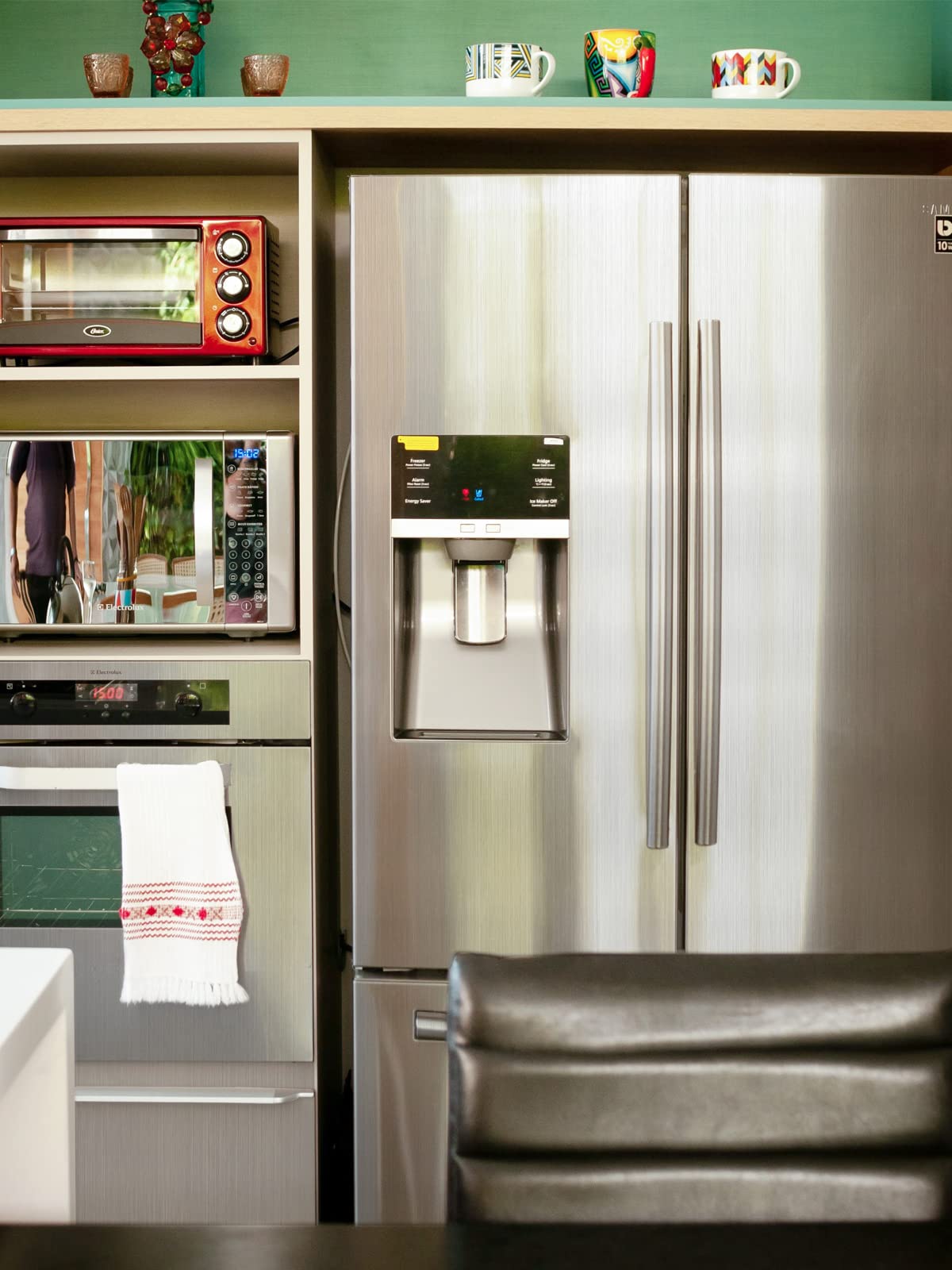 Cohoo Home removable metal wallpaper peels away without residue.