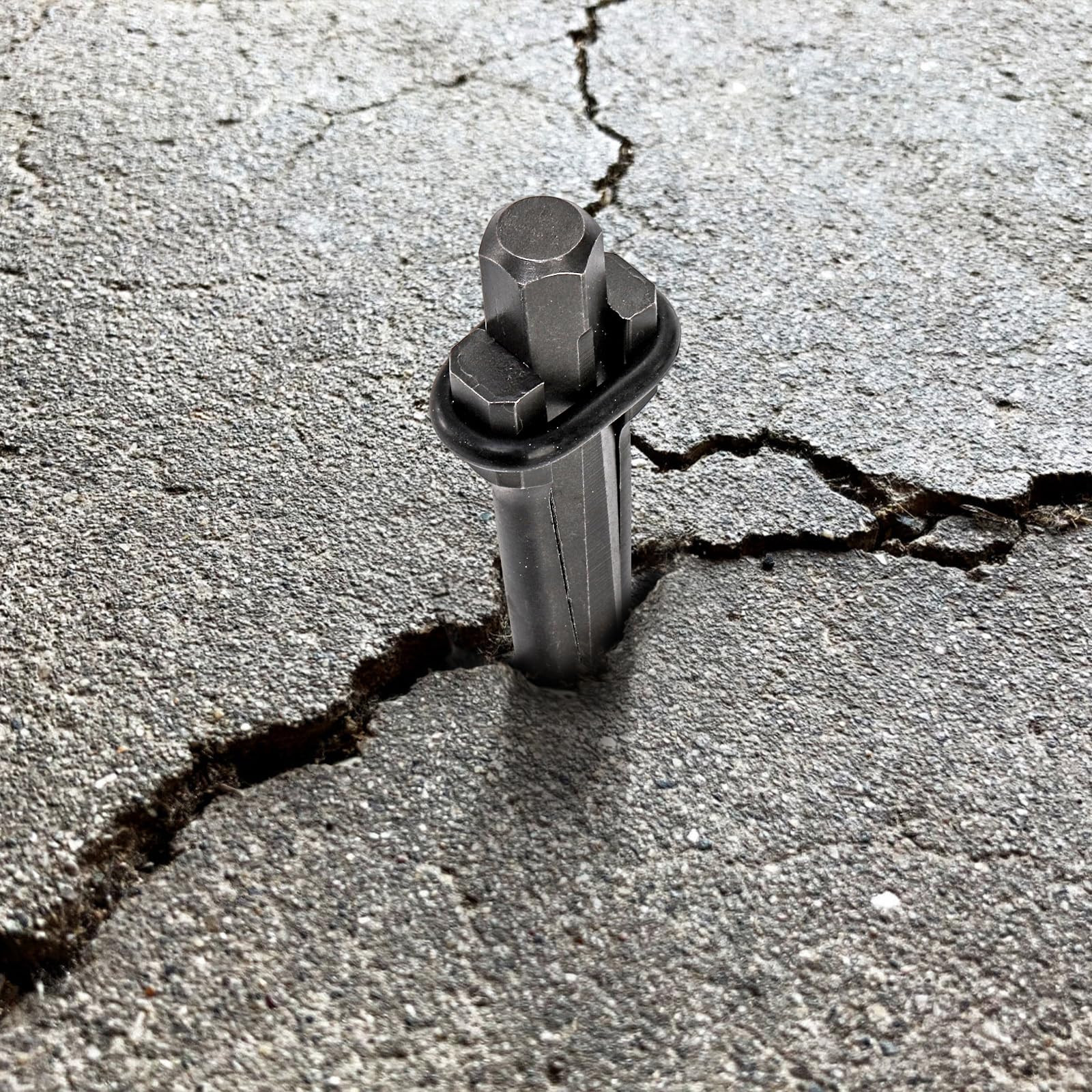 Coloch stone splitter handles marble and granite with versatile stone splitting capability.