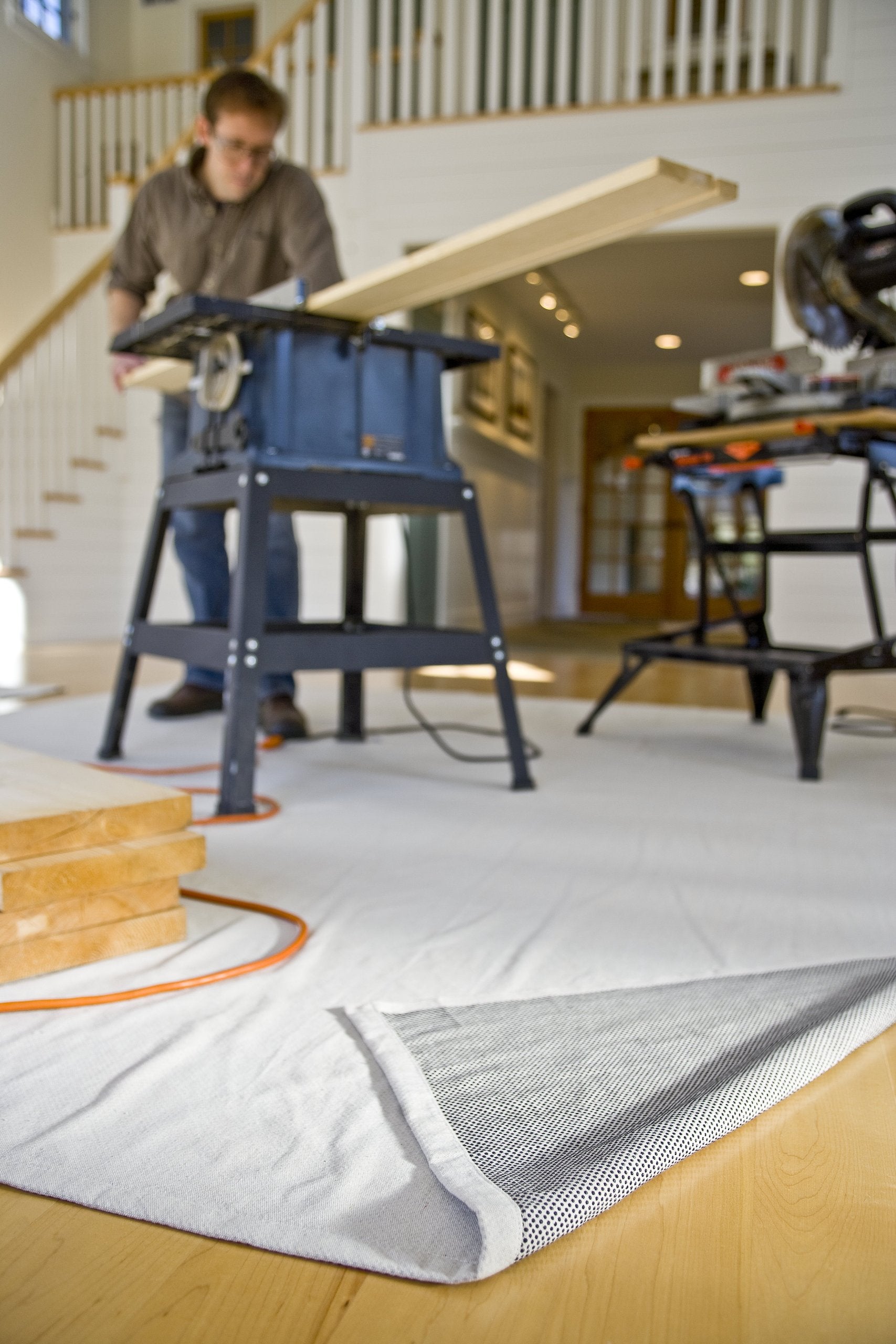 Snug fit on stairs and corners for versatile use