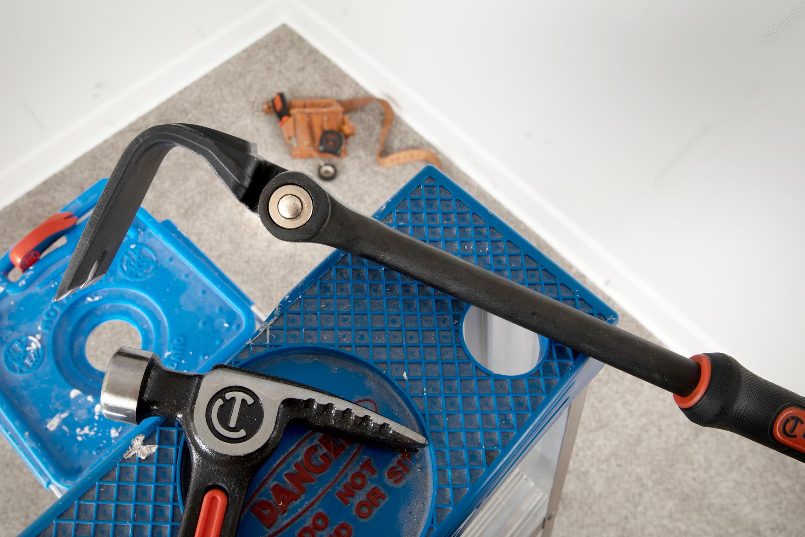 Crescent DB18X-06 indexing head offers 180-degree range for flexible reach.