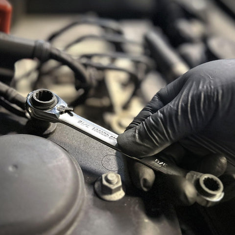 Ideal for professional mechanics and DIY enthusiasts with CROM 4-in-1 wrenches.