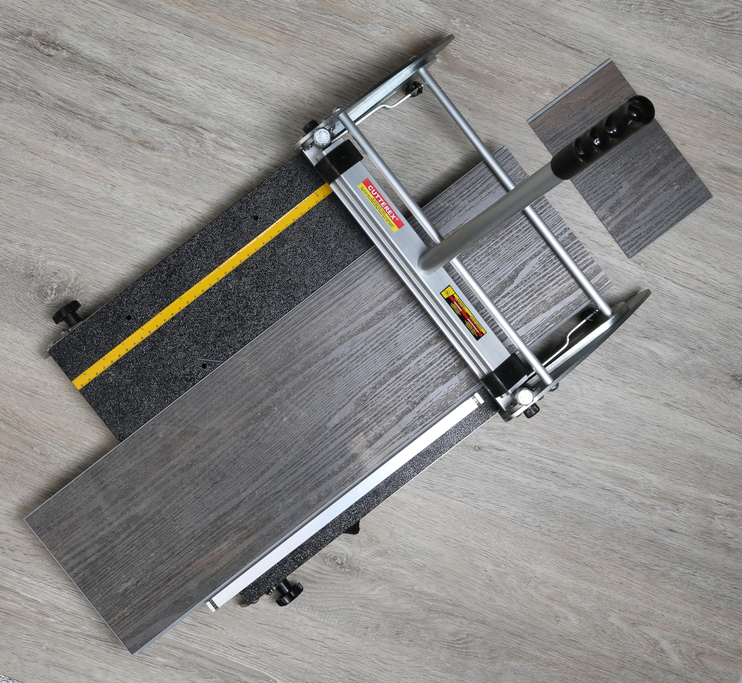 CUTTEREX demonstrates L and П cuts for vinyl floor layouts