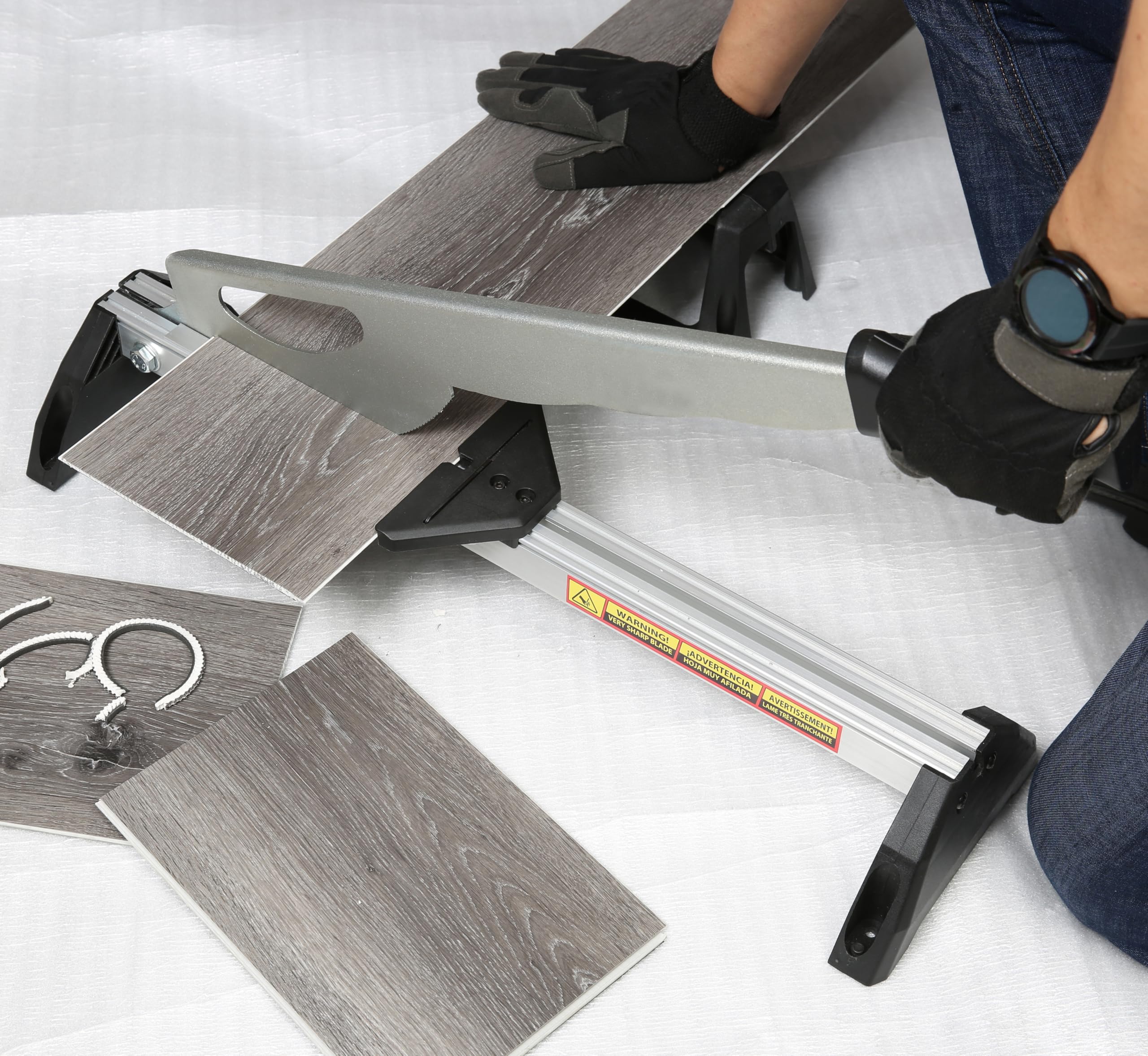 Cutterex arc-shaped serrated blade for efficient cuts