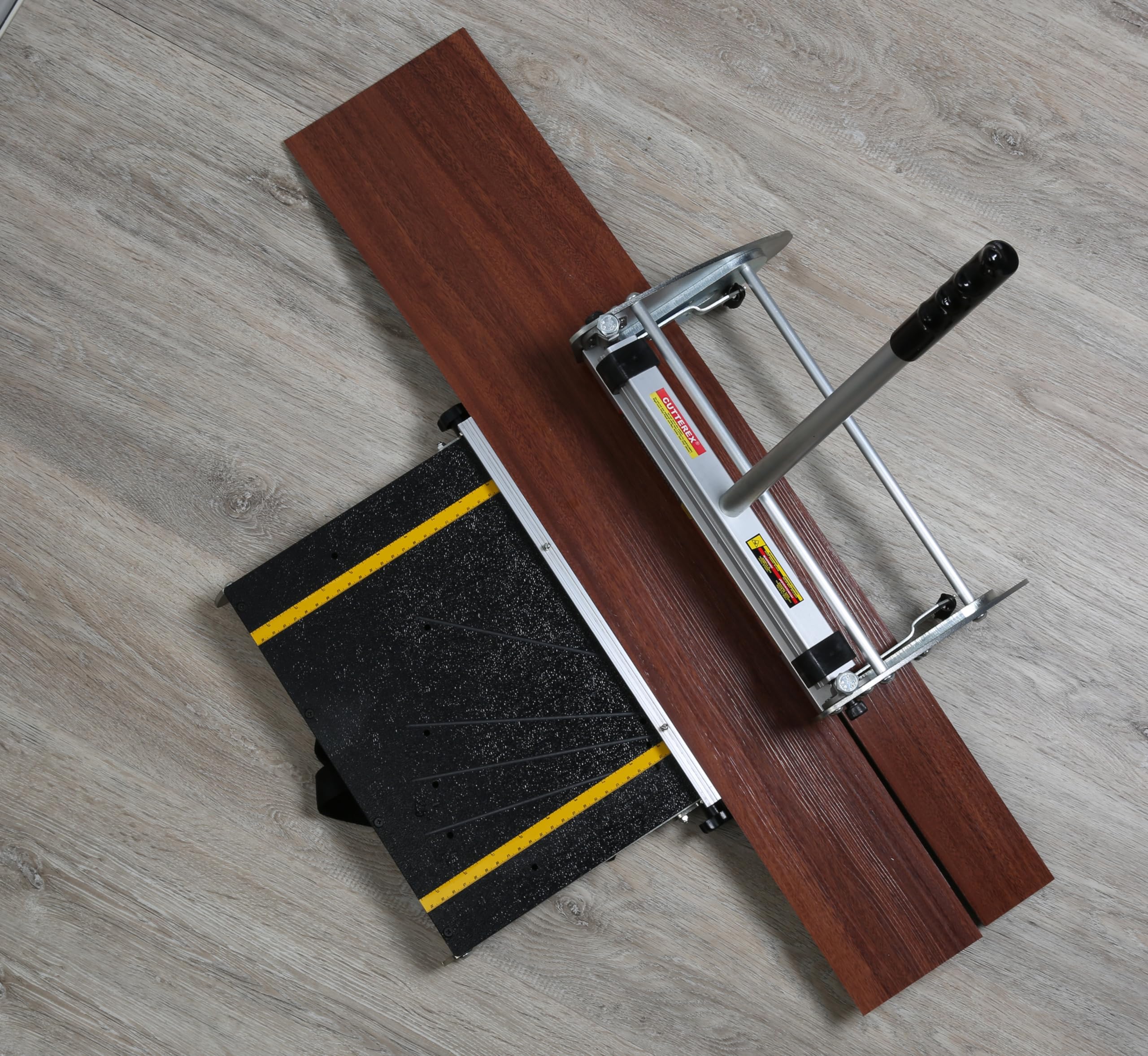 CUTTEREX operates dust-free and quietly on vinyl flooring projects