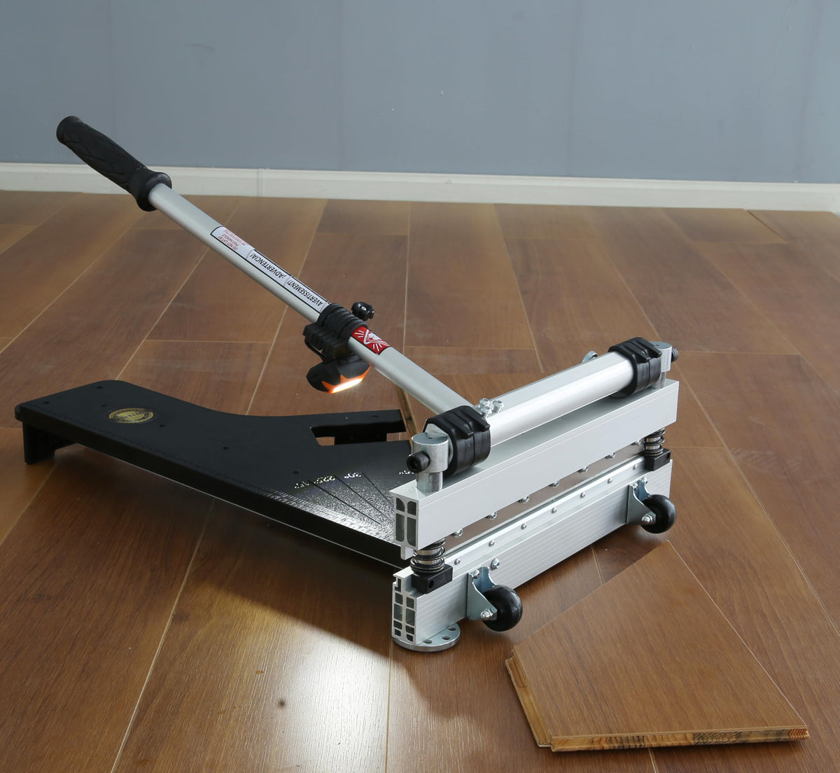 CUTTEREX laminate floor cutter 13-inch cutting width for precise edge finishes