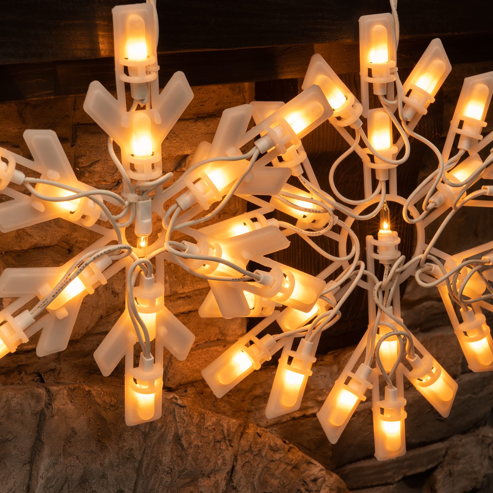 Connectable design of Dazzle Bright snowflake lights with end-to-end connectors.