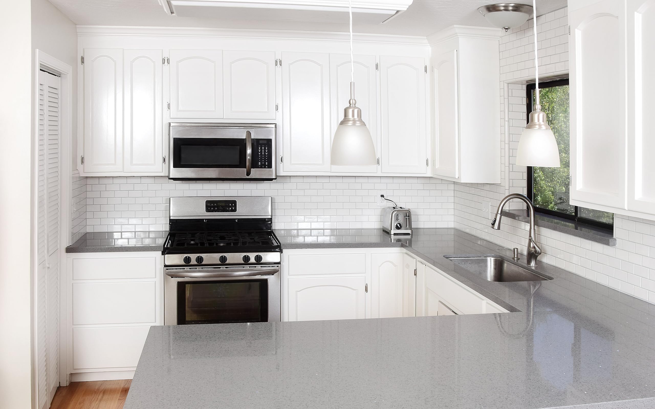 Kitchen cabinet example using DecoBasics hinges for inset doors