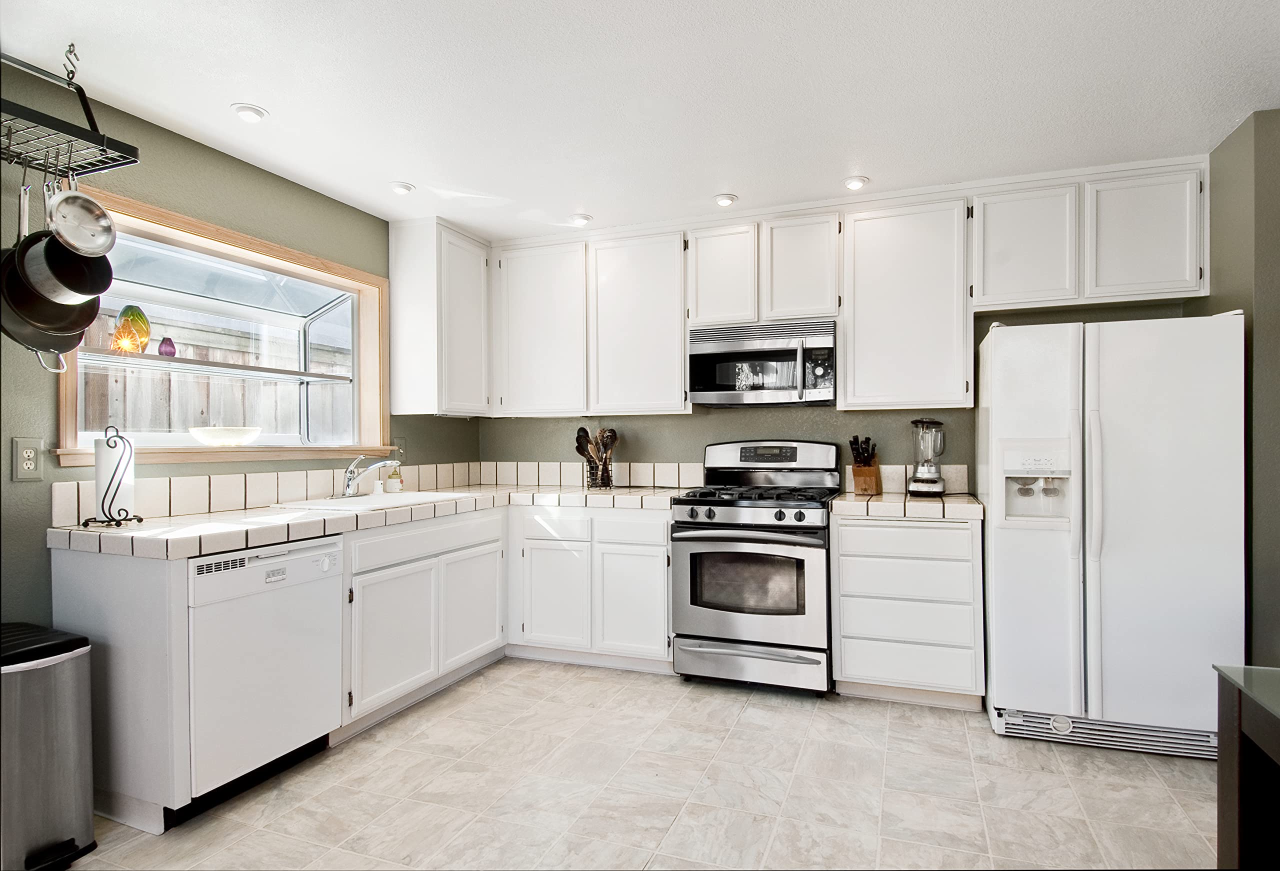 DecoBasics matte black finish complements classic and modern kitchens.