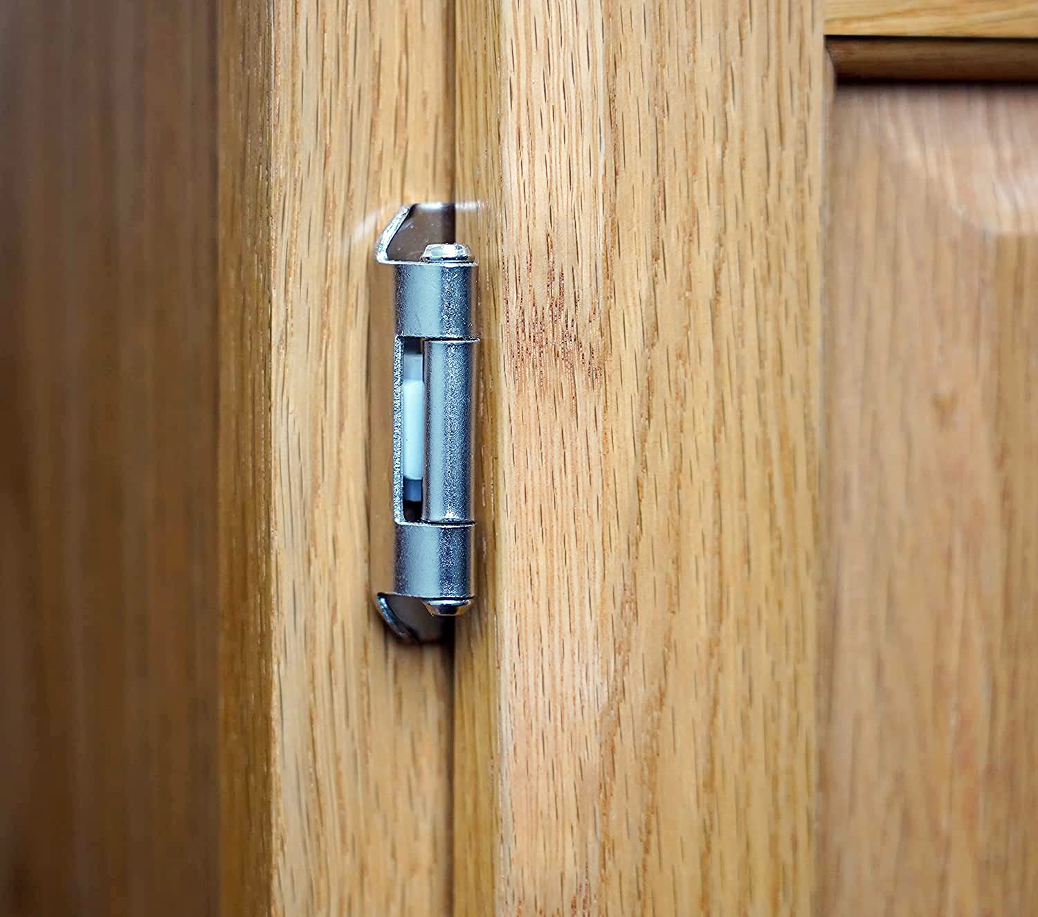 In-use kitchen cabinet with DecoBasics hinge installed for reliable operation.