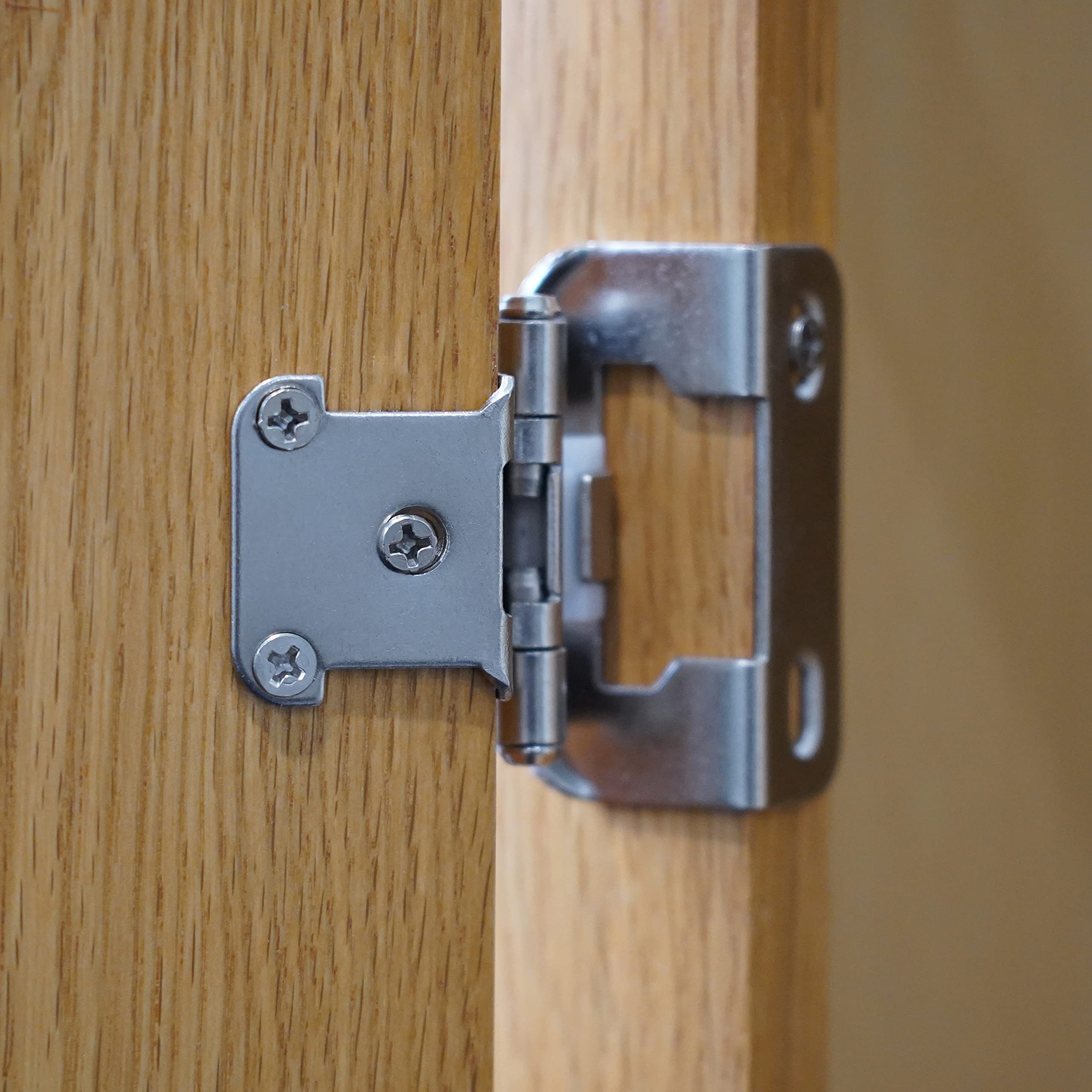 DecoBasics quiet-close hinge reduces noise during everyday use.