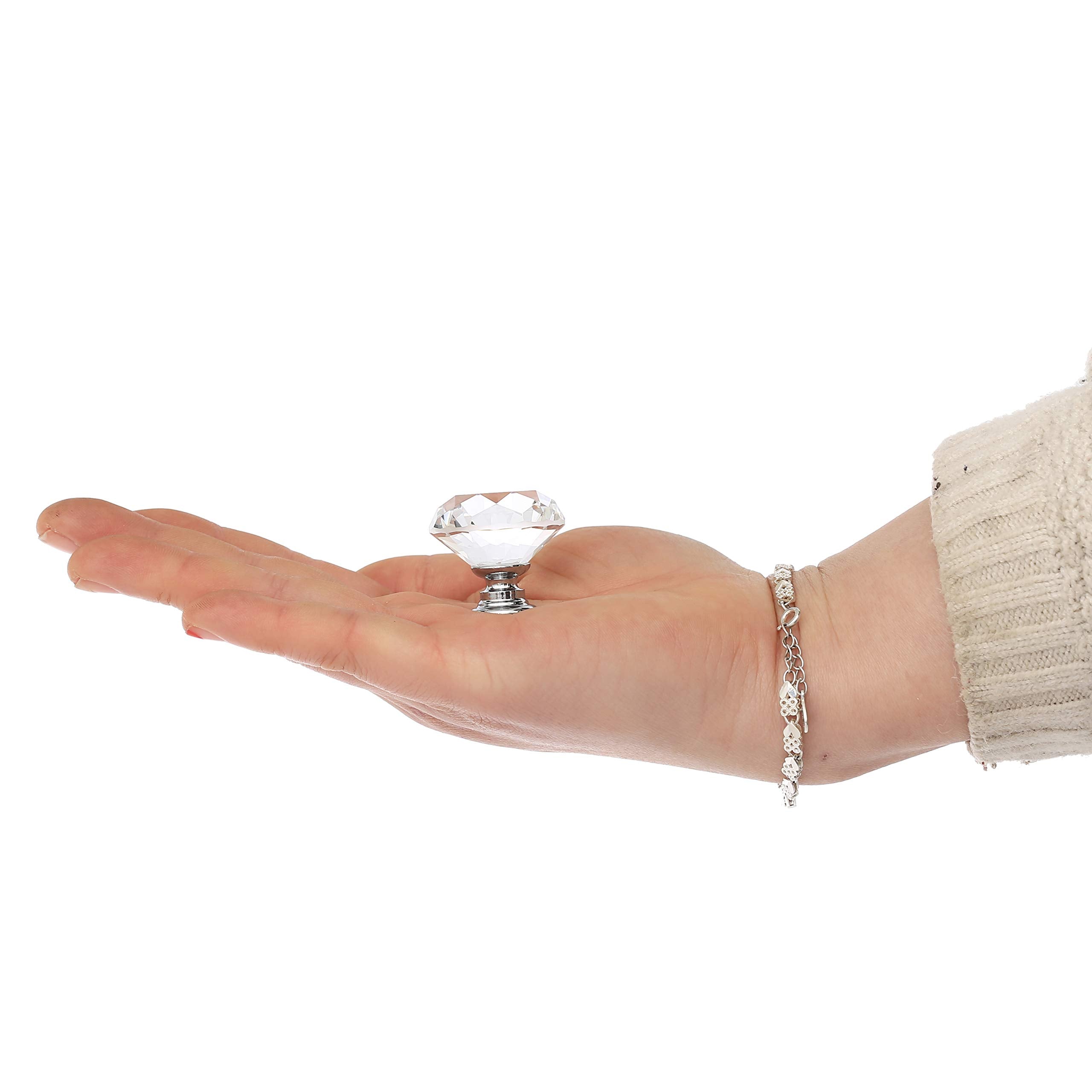 DEELF OUTLET kitchen and bathroom cabinet knobs brighten spaces with refined shine.