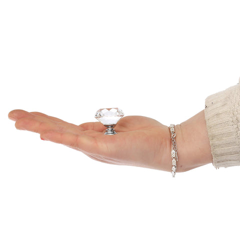 DEELF OUTLET kitchen and bathroom cabinet knobs brighten spaces with refined shine.