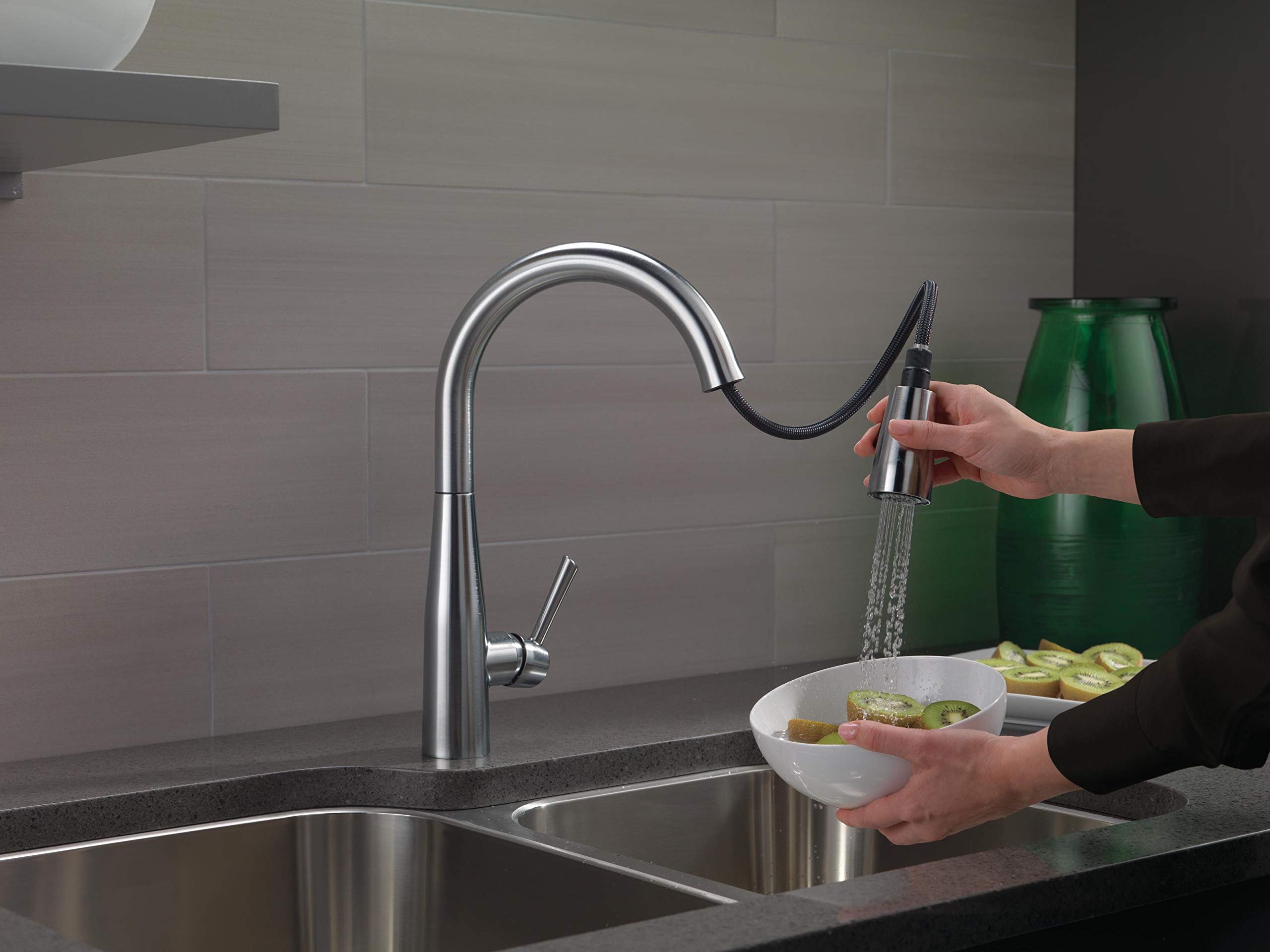 Delta Essa MagnaTite docking securely holds the spray wand after use