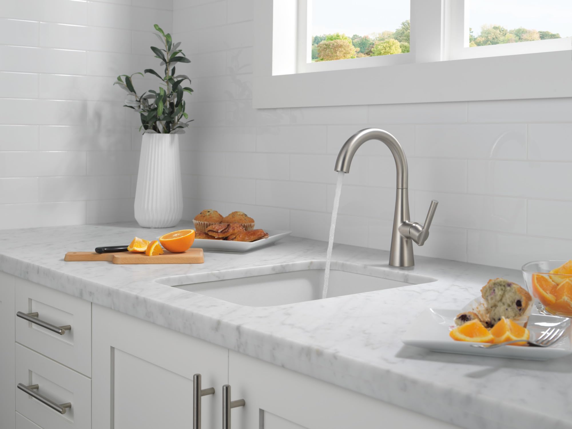 Delta SpotShield finish resists water spots and fingerprints for easy cleaning