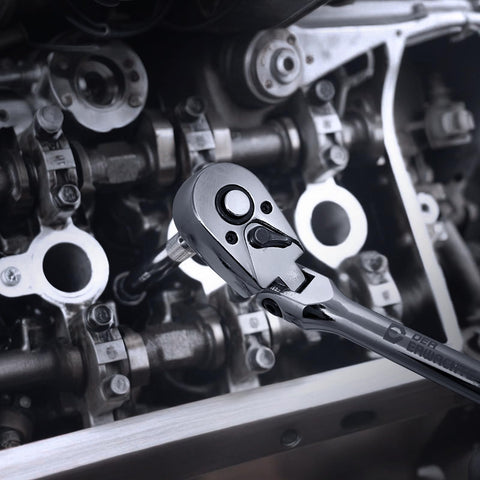 Der Erwachte 72-tooth mechanism offers precise control in tight spaces.