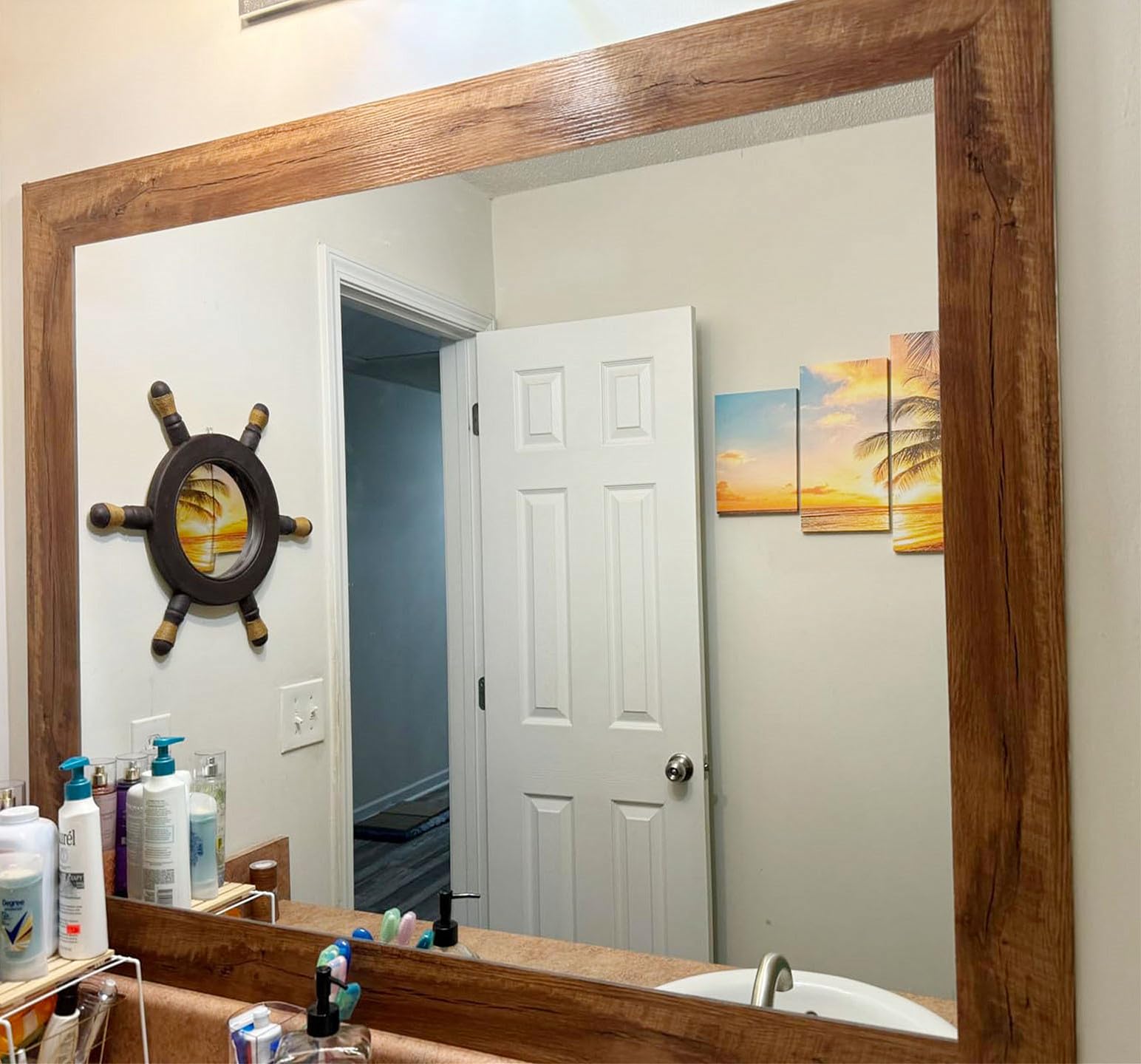 DESOMINOR brown wood grain border at ceiling edge for cohesive decor