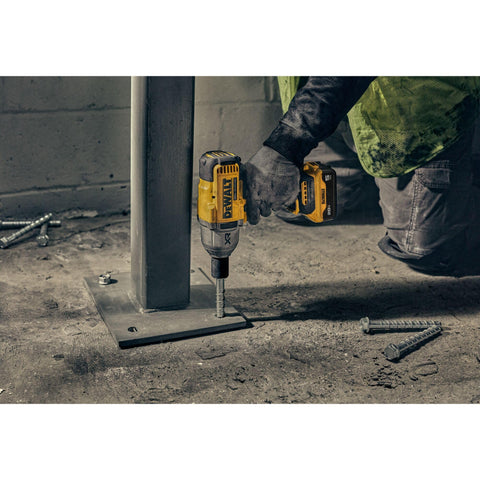 DEWALT DCF900P1 kit-bag organizes the tool, battery, and charger