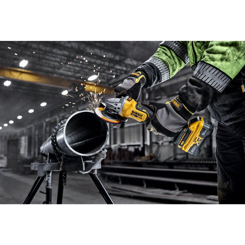 DCG410VSB with compatible dust extractor enabling wireless on/off control.
