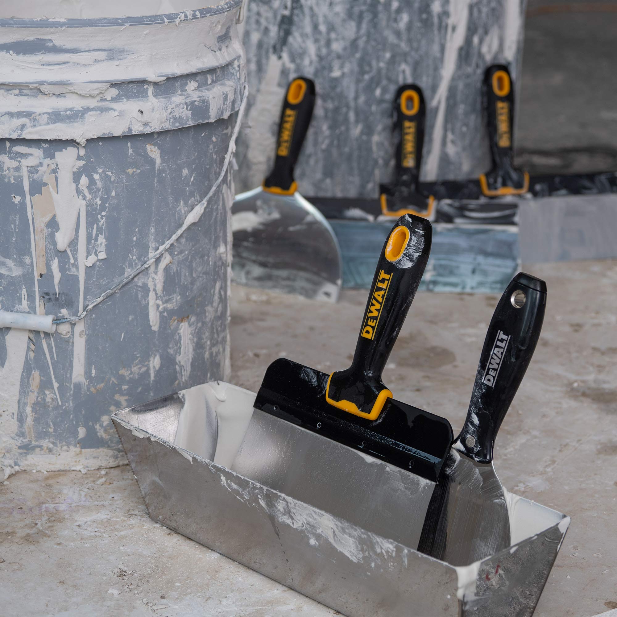 DEWALT 14-inch mud pan for even compound distribution.