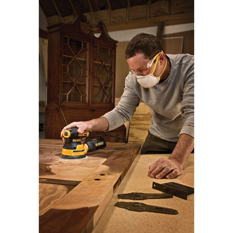 DEWALT DWE6423K front view highlights ergonomic grip and control.
