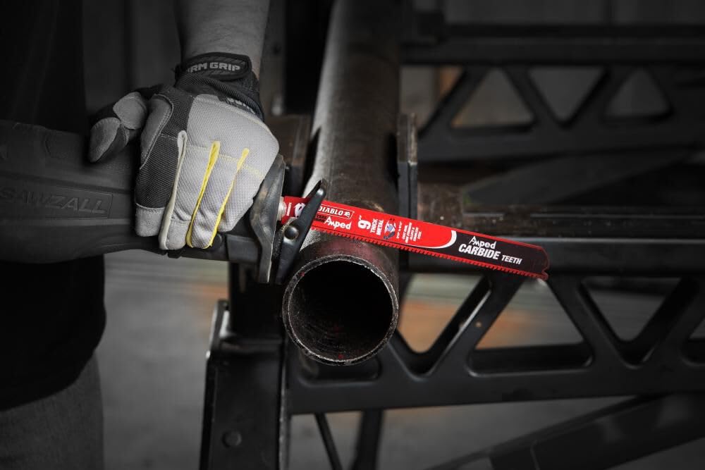 Diablo Amped Steel Demon oversized blade body close-up enabling straighter cuts.