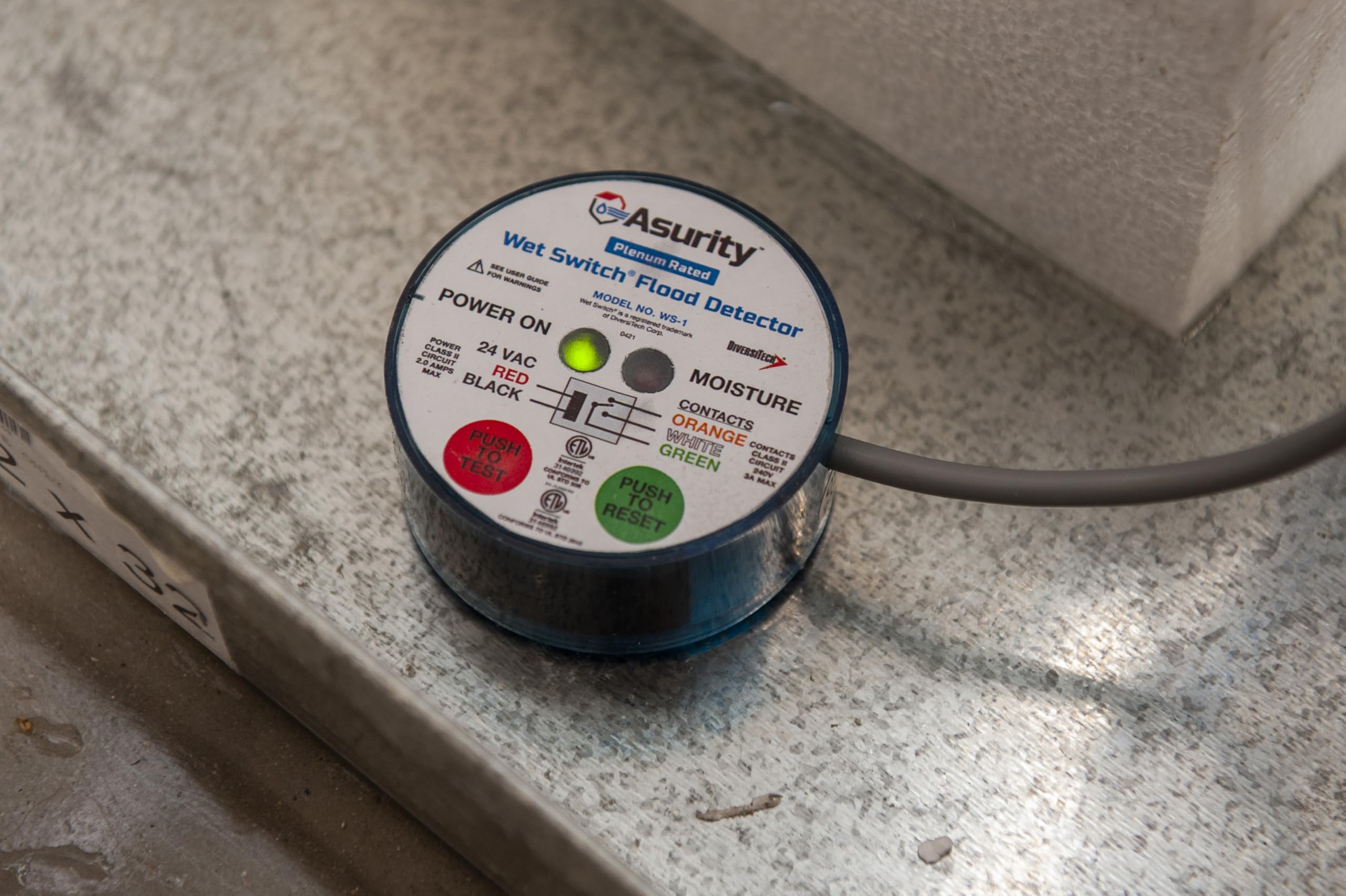 Hydrophilic pad close-up demonstrates fast water draw and sensor response.