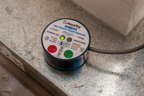 Hydrophilic pad close-up demonstrates fast water draw and sensor response.