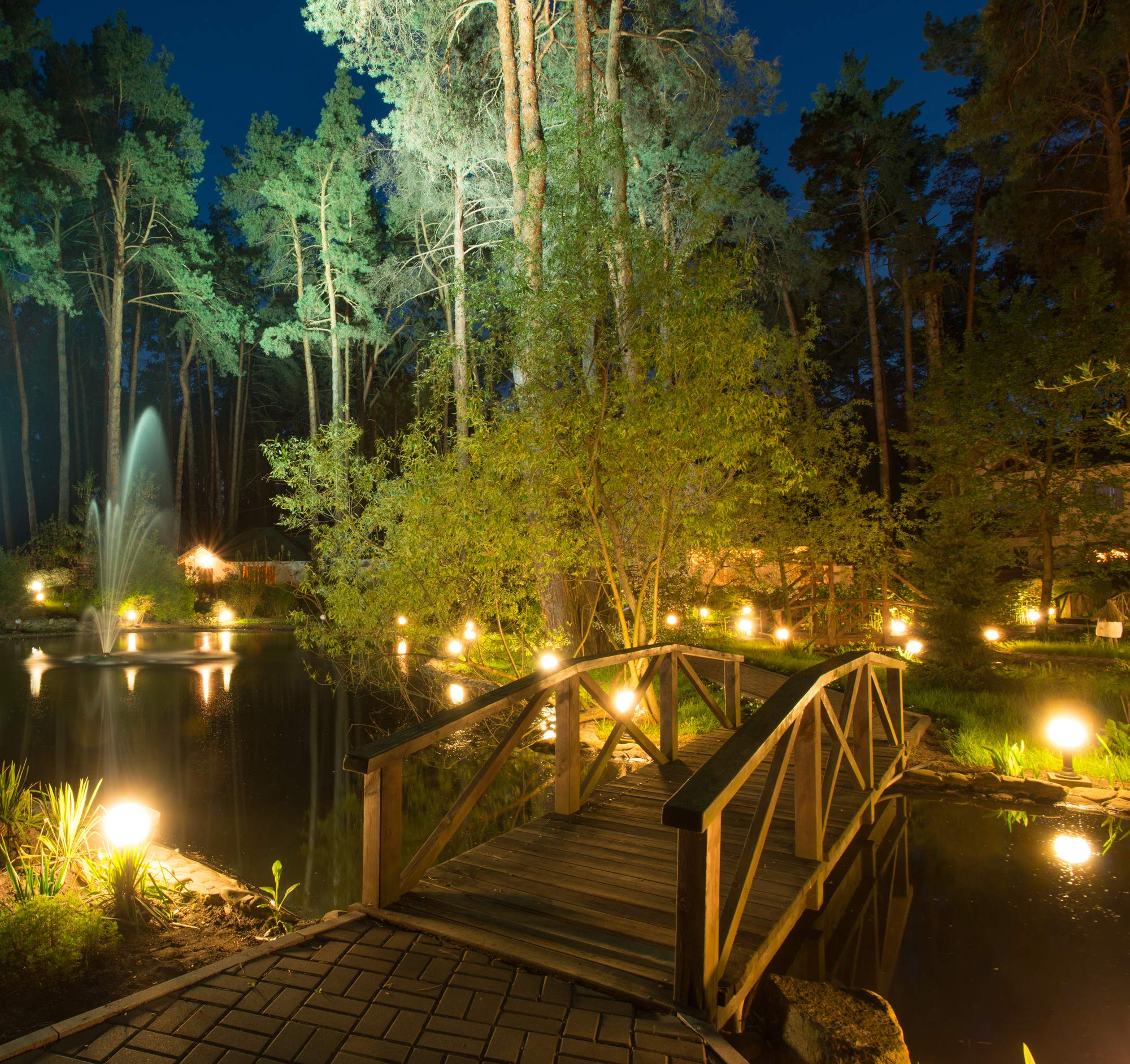 Diximus stairway and walkway lighting with wedge-base bulbs