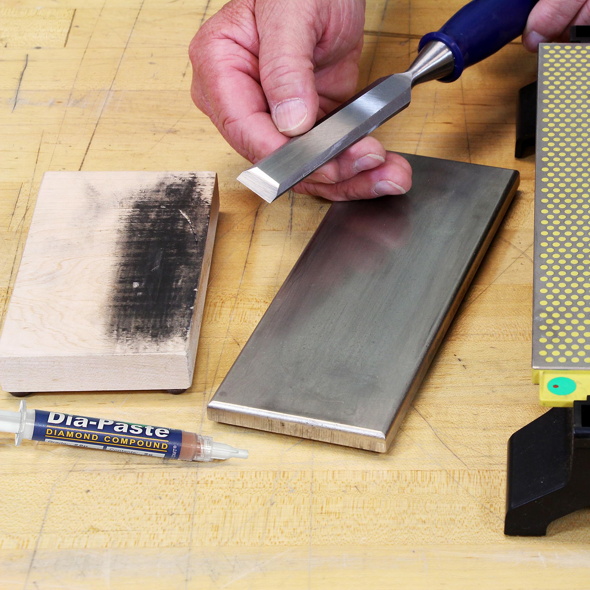 DMT Dia-Paste with oil-based medium enables controlled sharpening