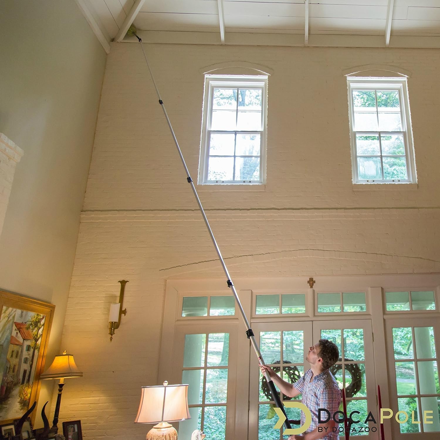 DOCAZOO microfiber-feather-duster cleans efficiently while protecting surfaces.