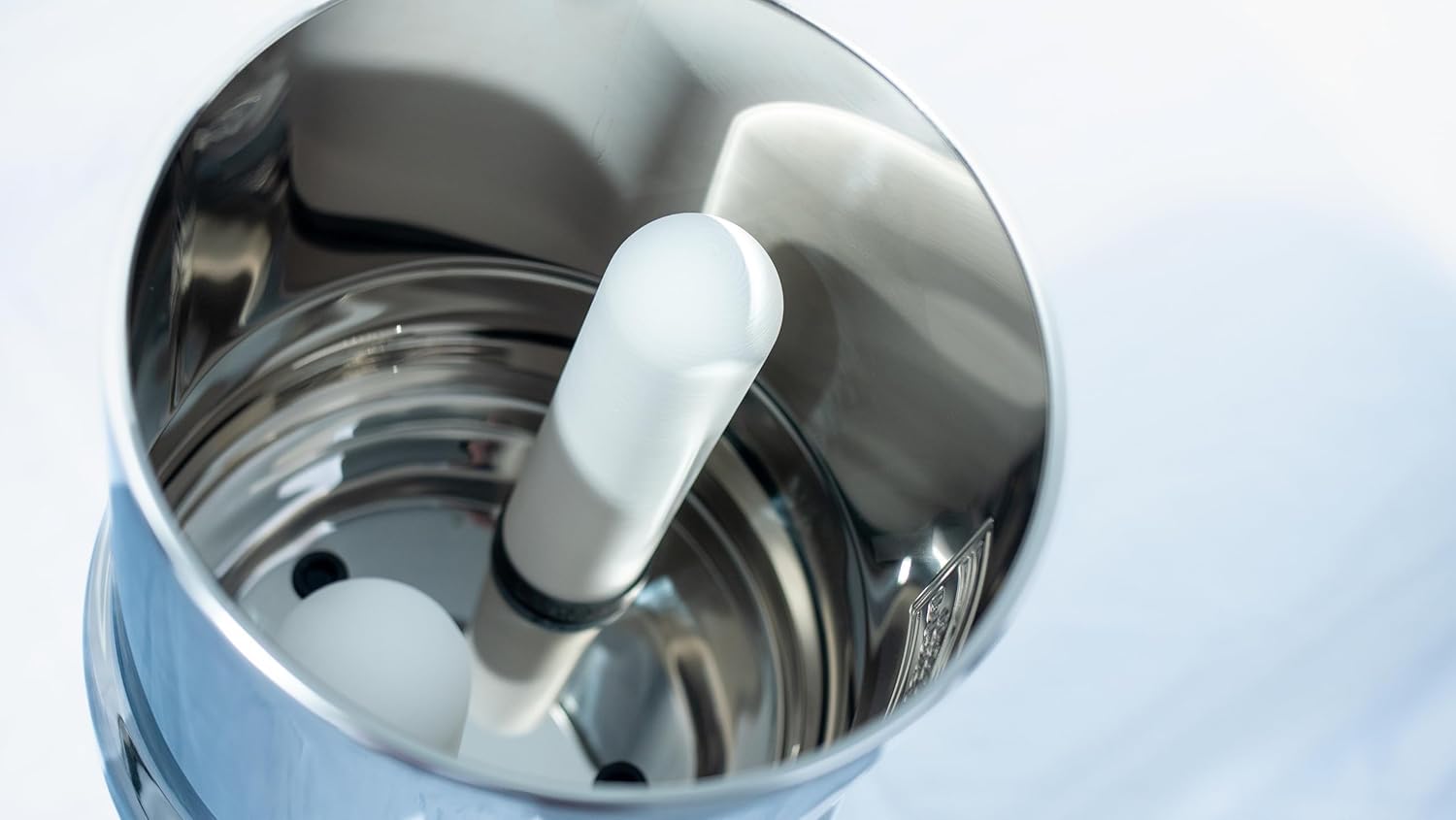 User-friendly DOULTON candle for easy removal and quick maintenance