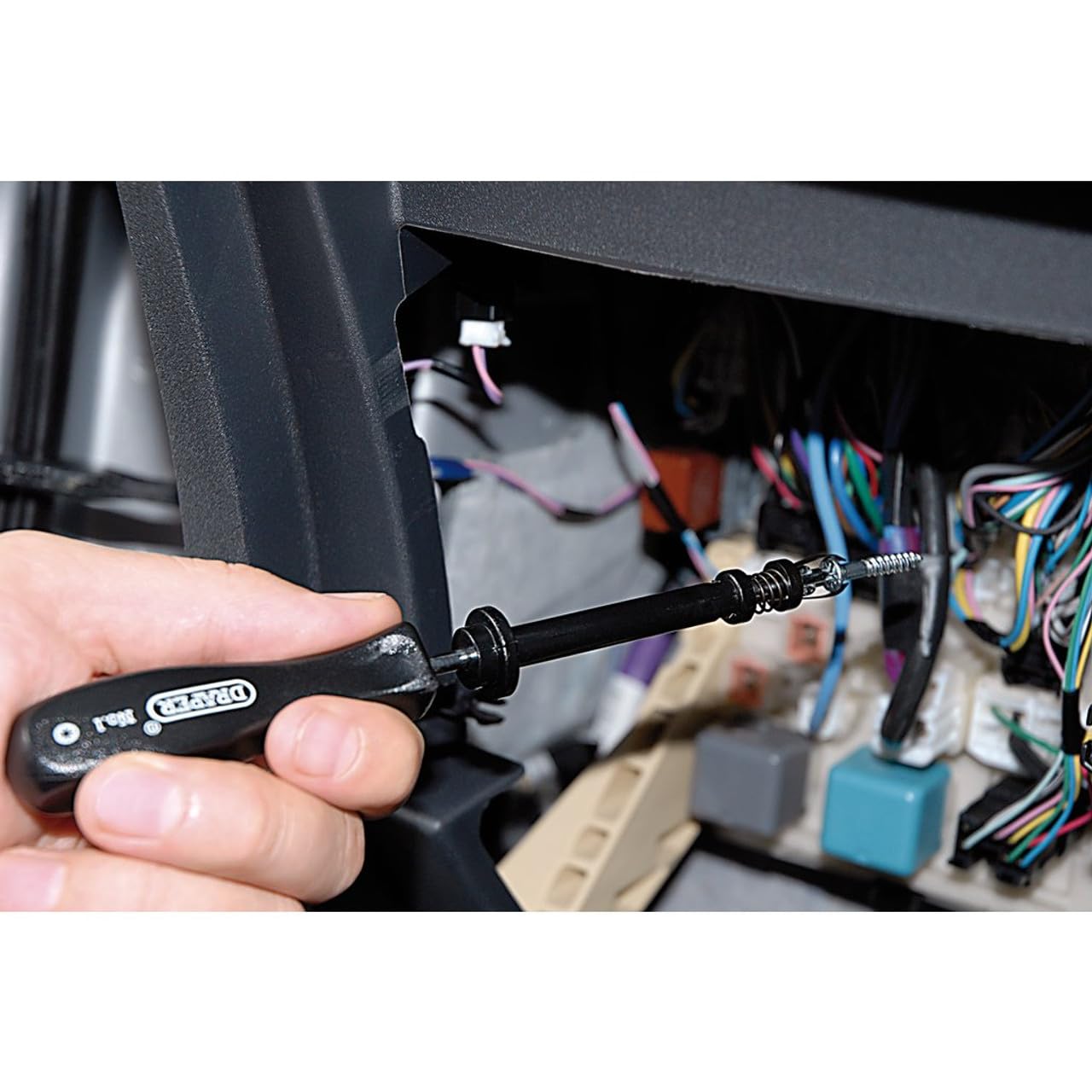 Draper Expert push-pull sleeve in action enables quick screw holding