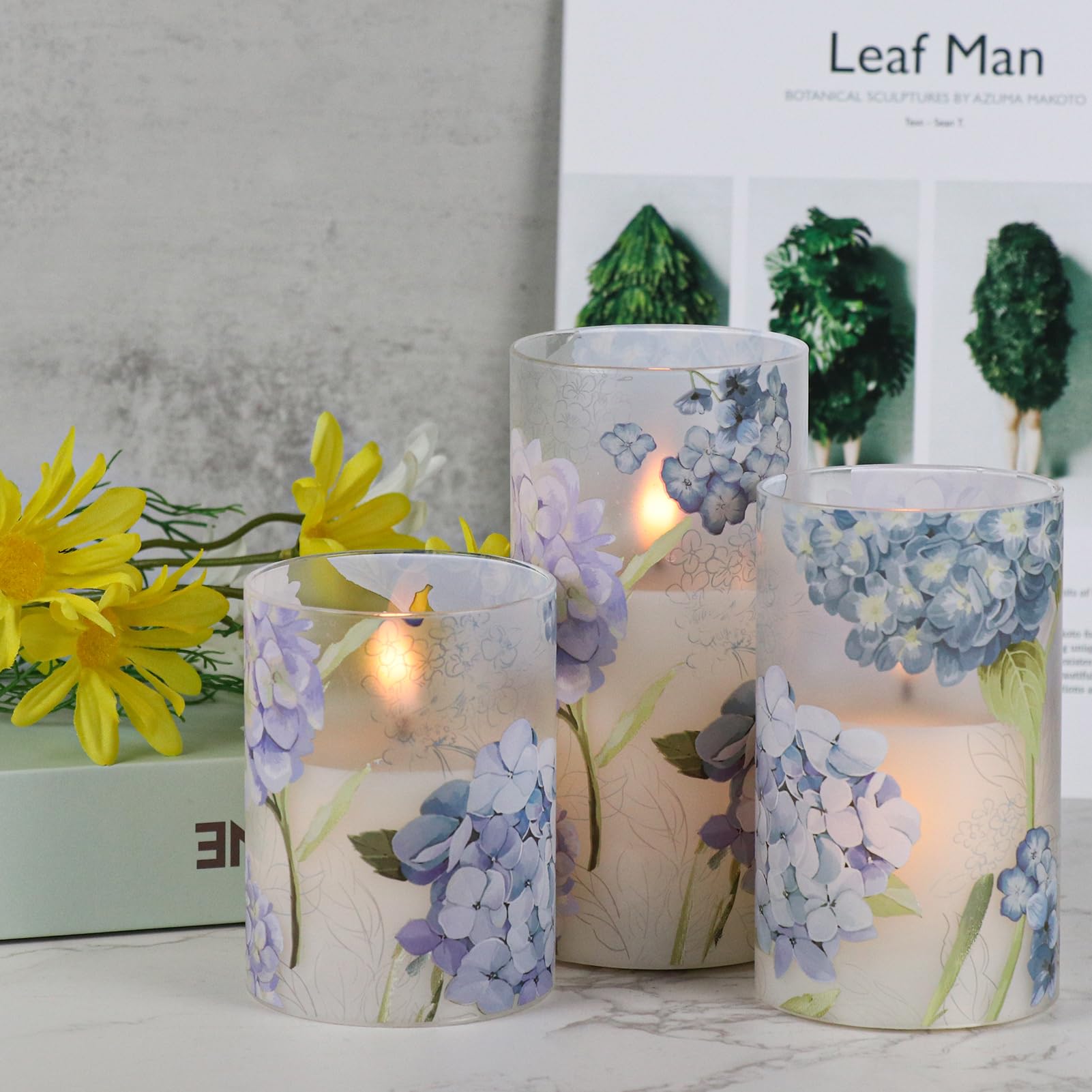 DRomance Hydrangea candle features 3D-wick glow for realistic light.