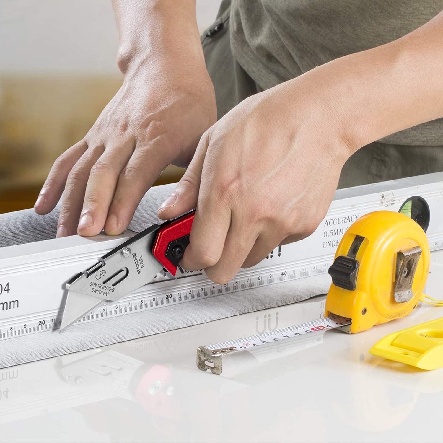 edcfans ergonomic handle provides comfortable grip during tasks.
