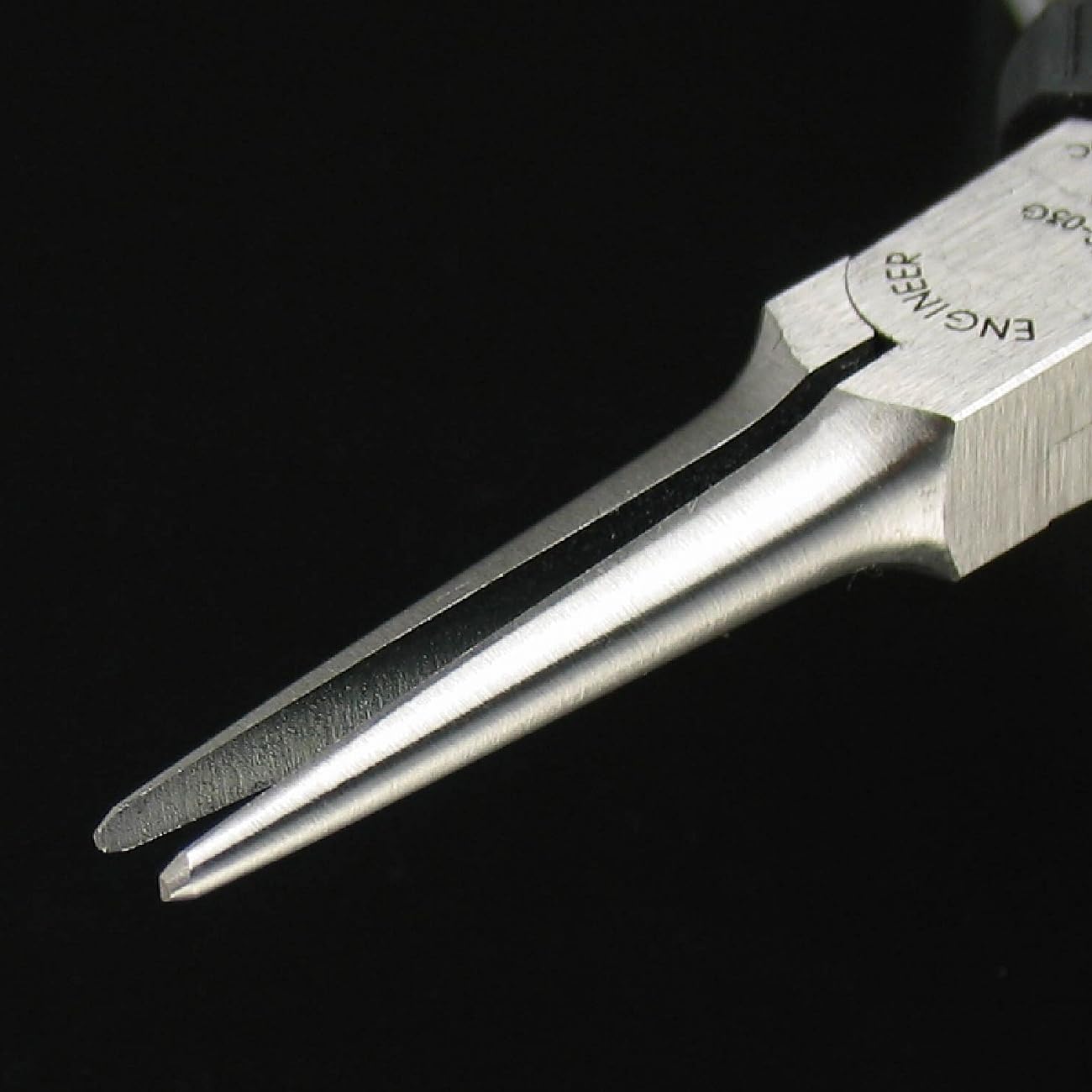 Compact tool suited for lab, electronics, and crafts.