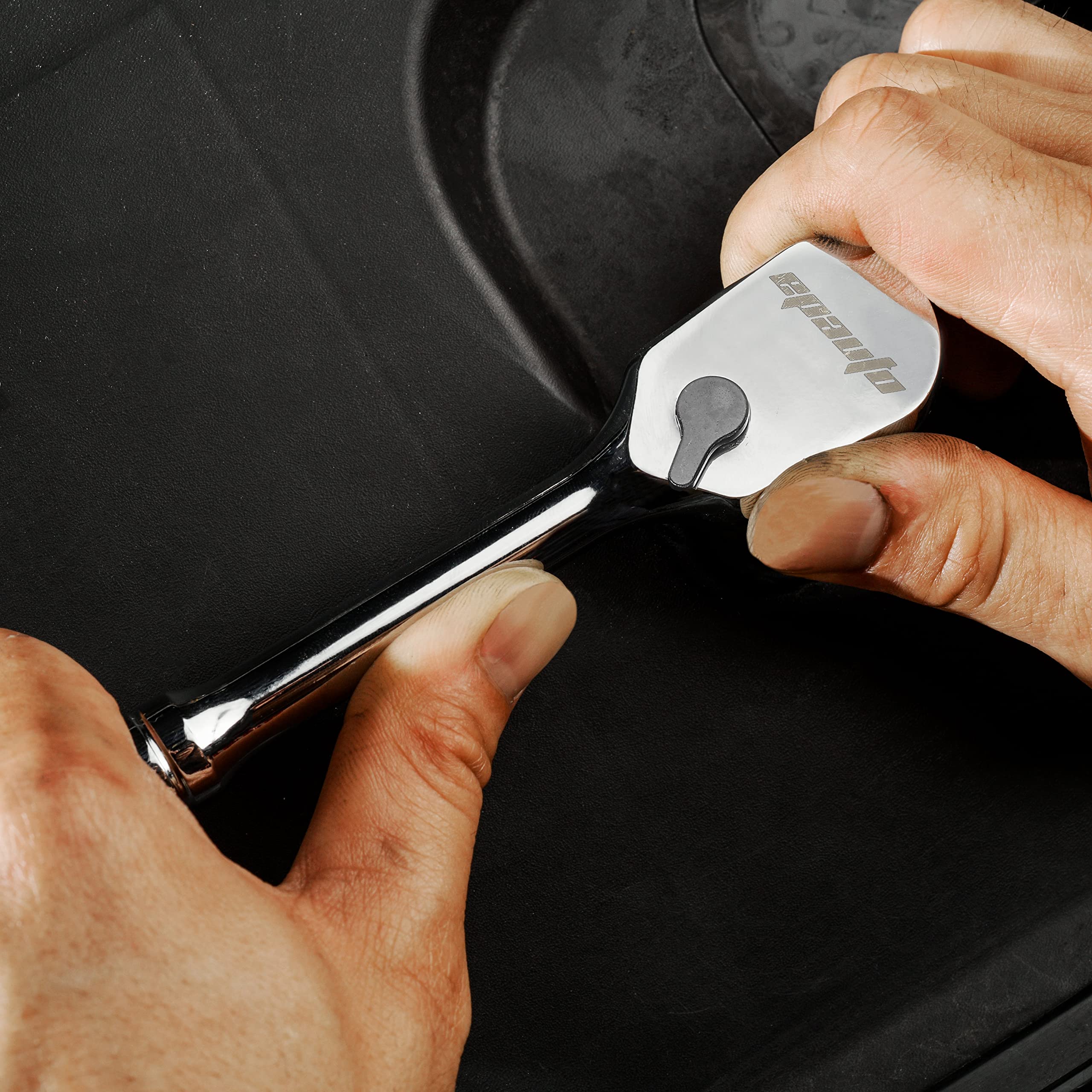 EPAuto portable blow-molded case keeps tools secure and transport-ready.