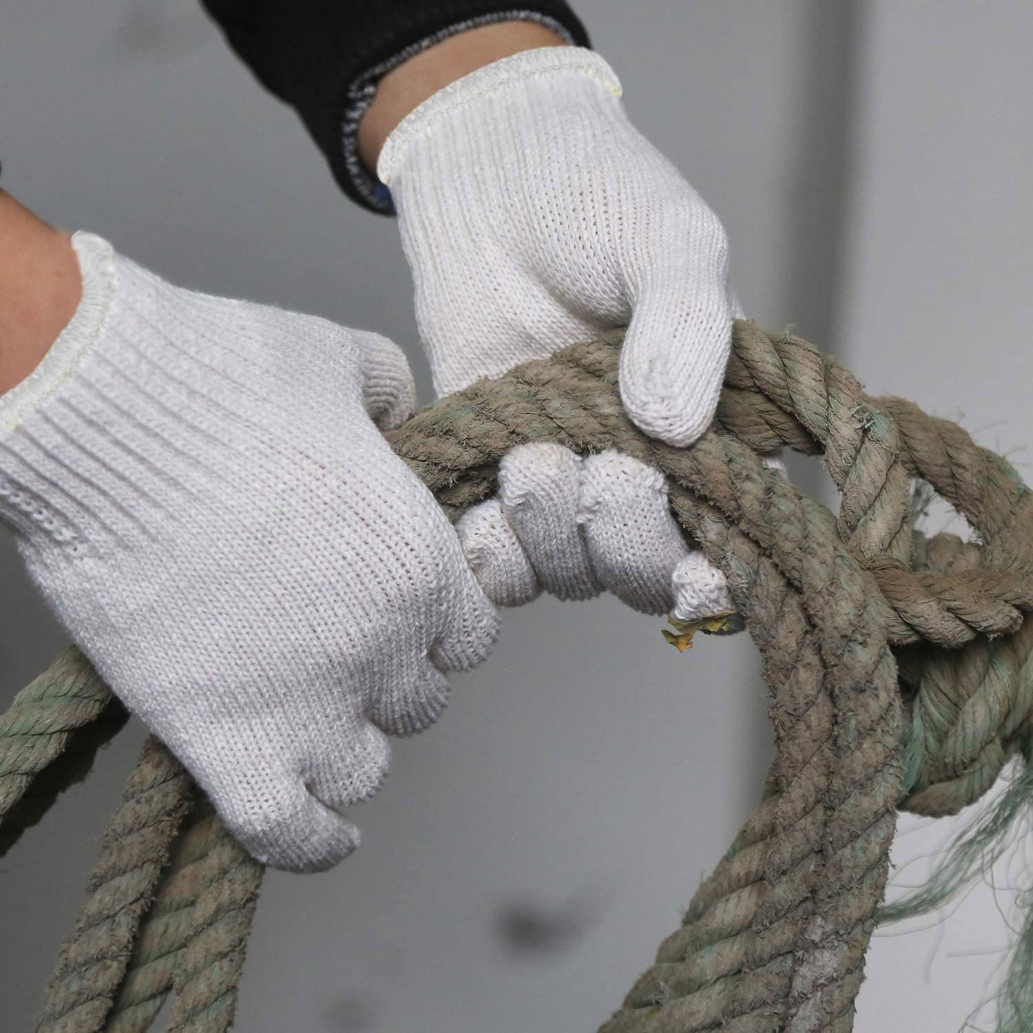 Evridwear outdoor-winter-use gloves protect hands during cold outdoor projects