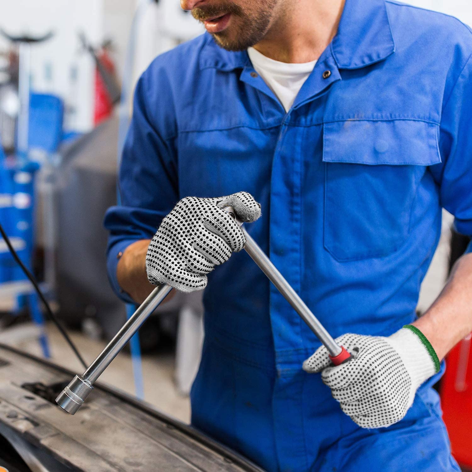Evridwear painter-mechanic gloves in use boost grip and protection.