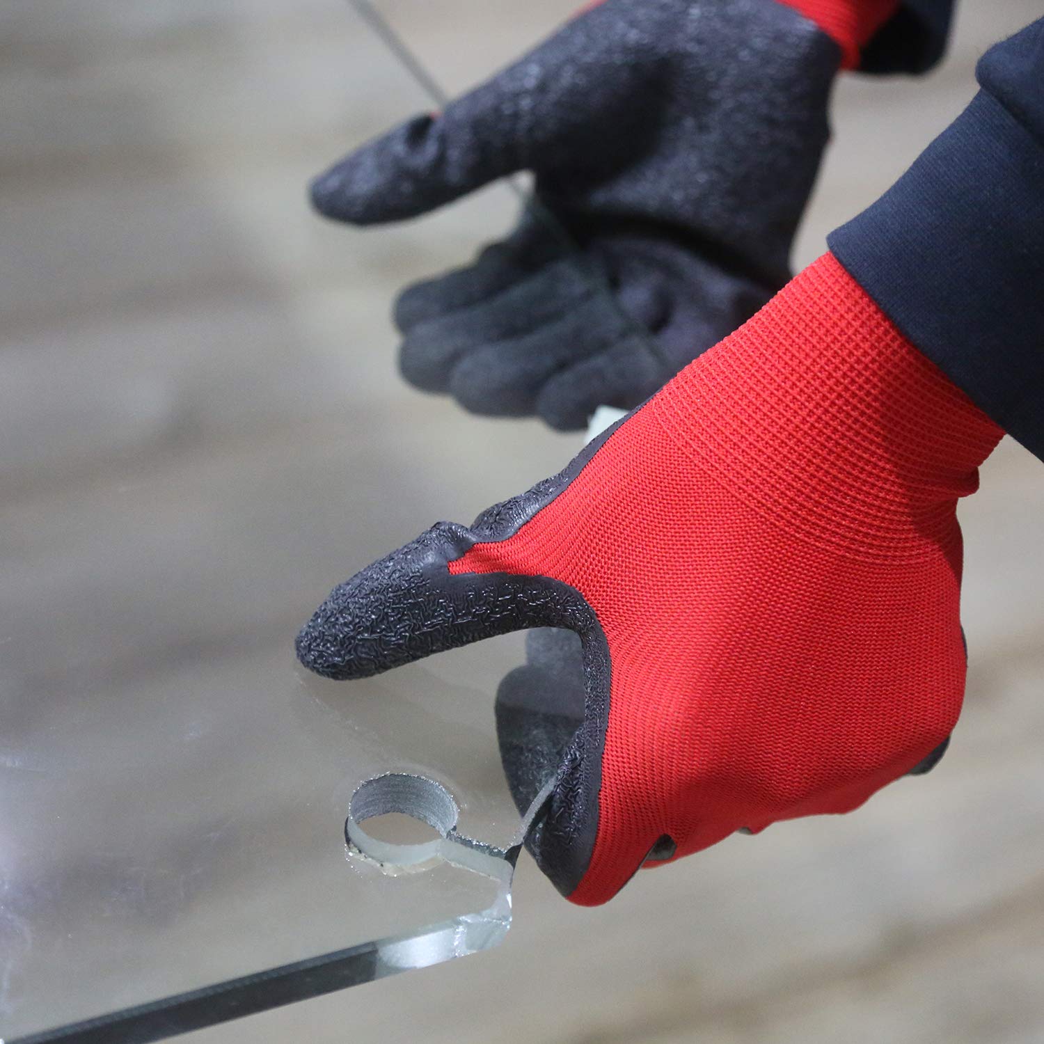 Evridwear latex gloves provide versatile protection for multiple work scenarios.