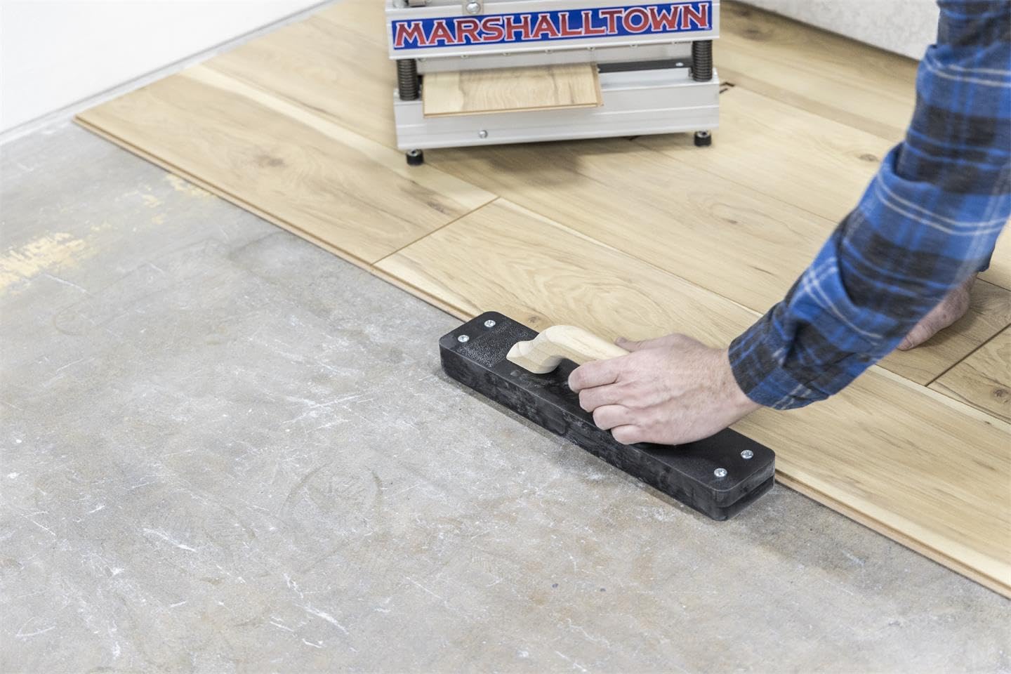 Extra-long Striker XXL with smooth hardwood grip for comfort