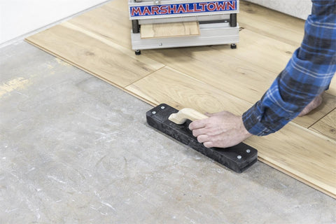 Extra-long Striker XXL with smooth hardwood grip for comfort