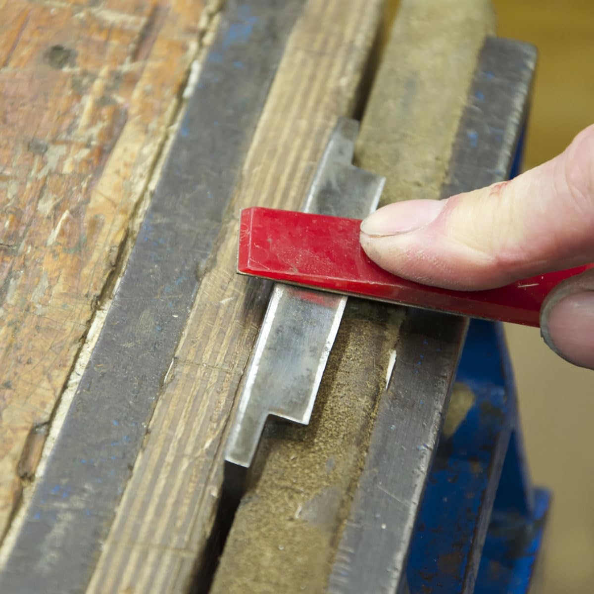 Knife edge being sharpened with EZLPACK-BRK in action