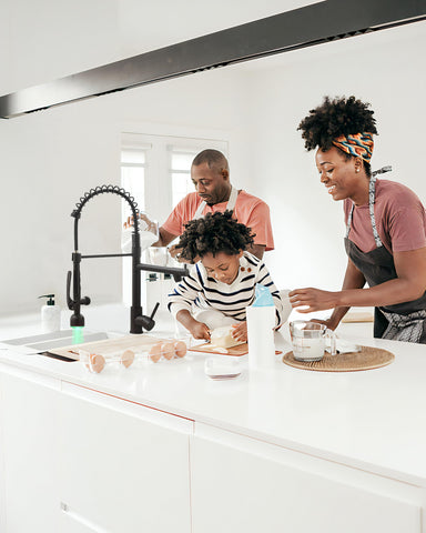 Fapully single-handle kitchen faucet enabling simple one-handed control.