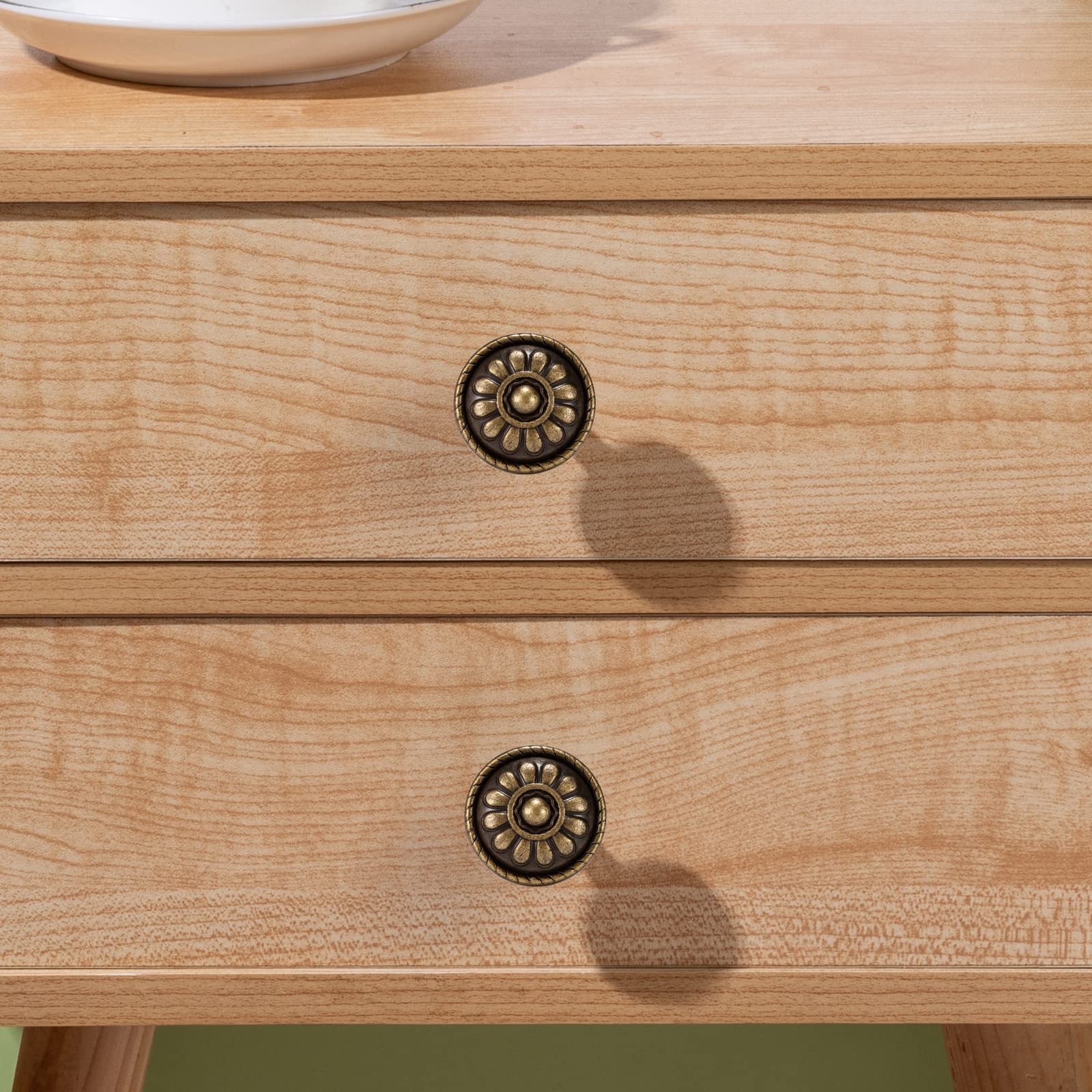 Fecraf knob being installed with cuttable 45mm screws