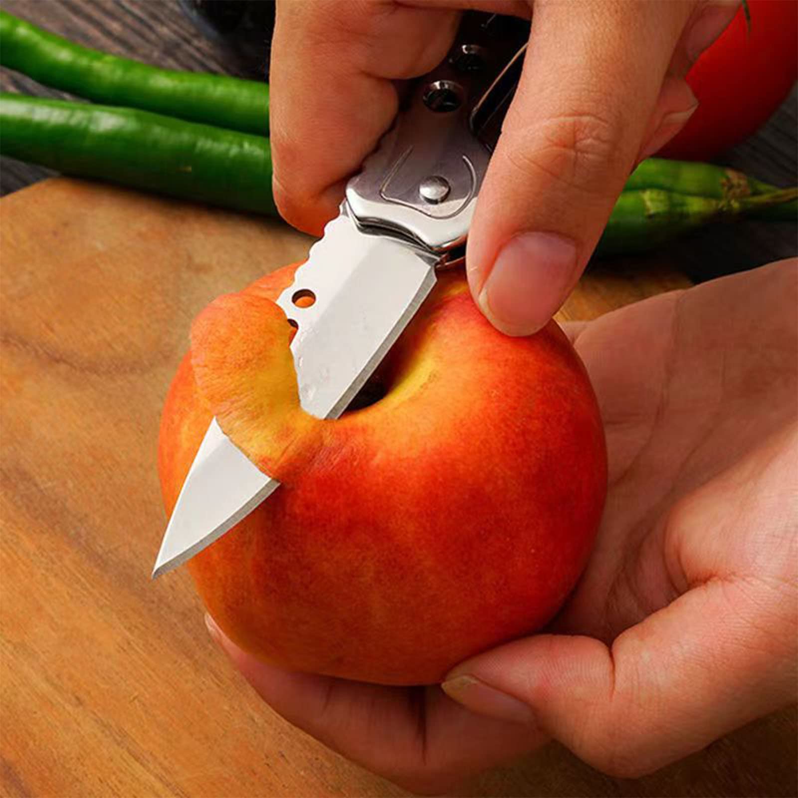 FEIZII knife closed and compact, fits easily in a pocket.