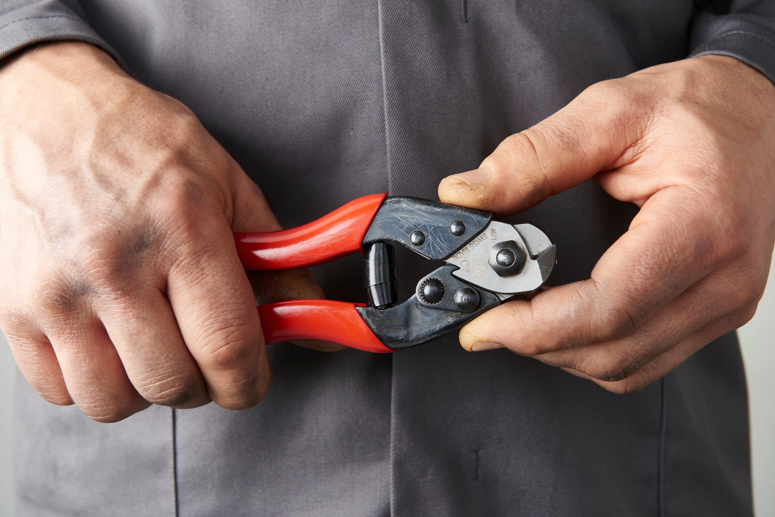 Durable FELCO C7 hardened steel blades and center bolt resist wear.