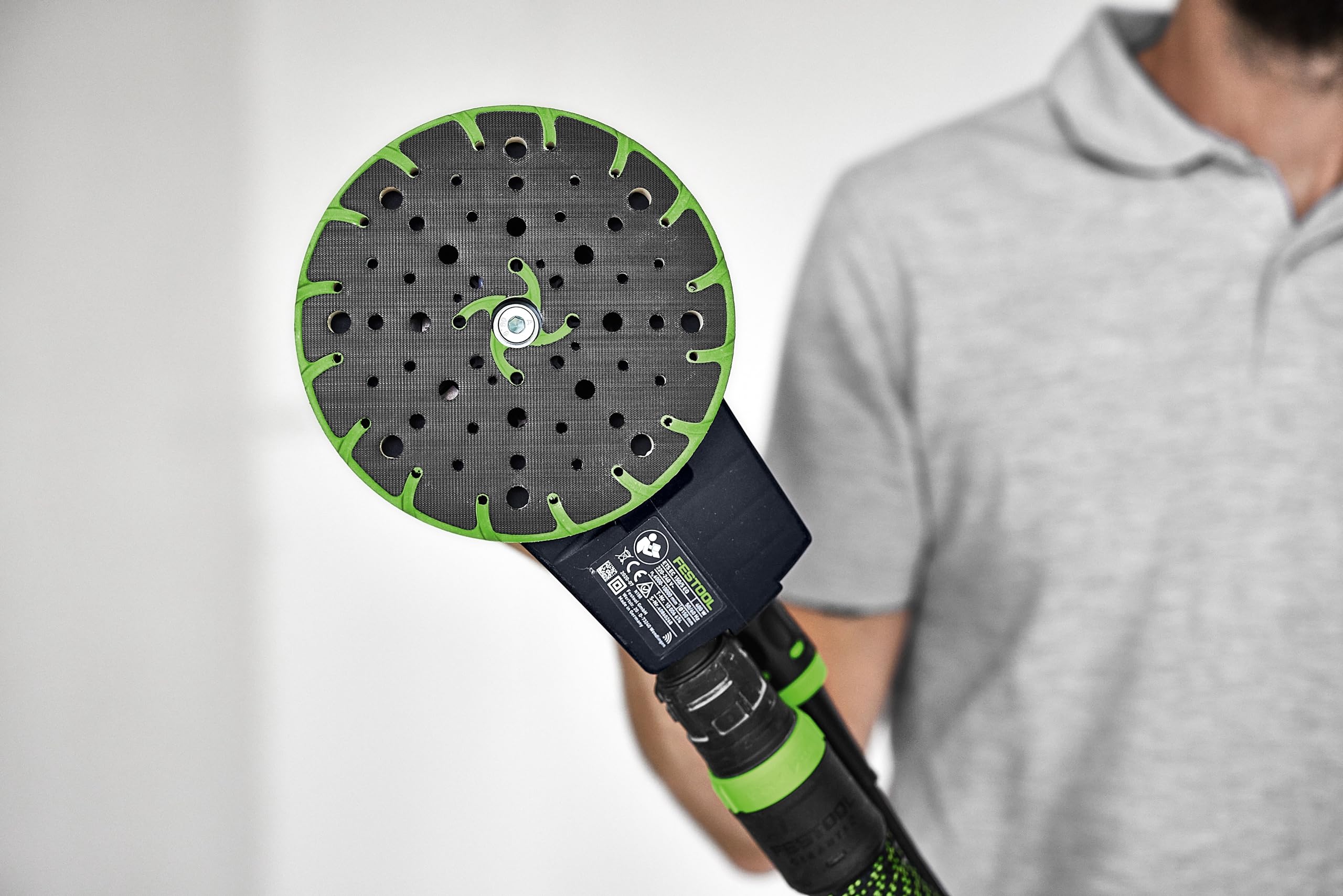 Festool RO 150 FEQ sanding pad: dust extraction in action for a cleaner work environment