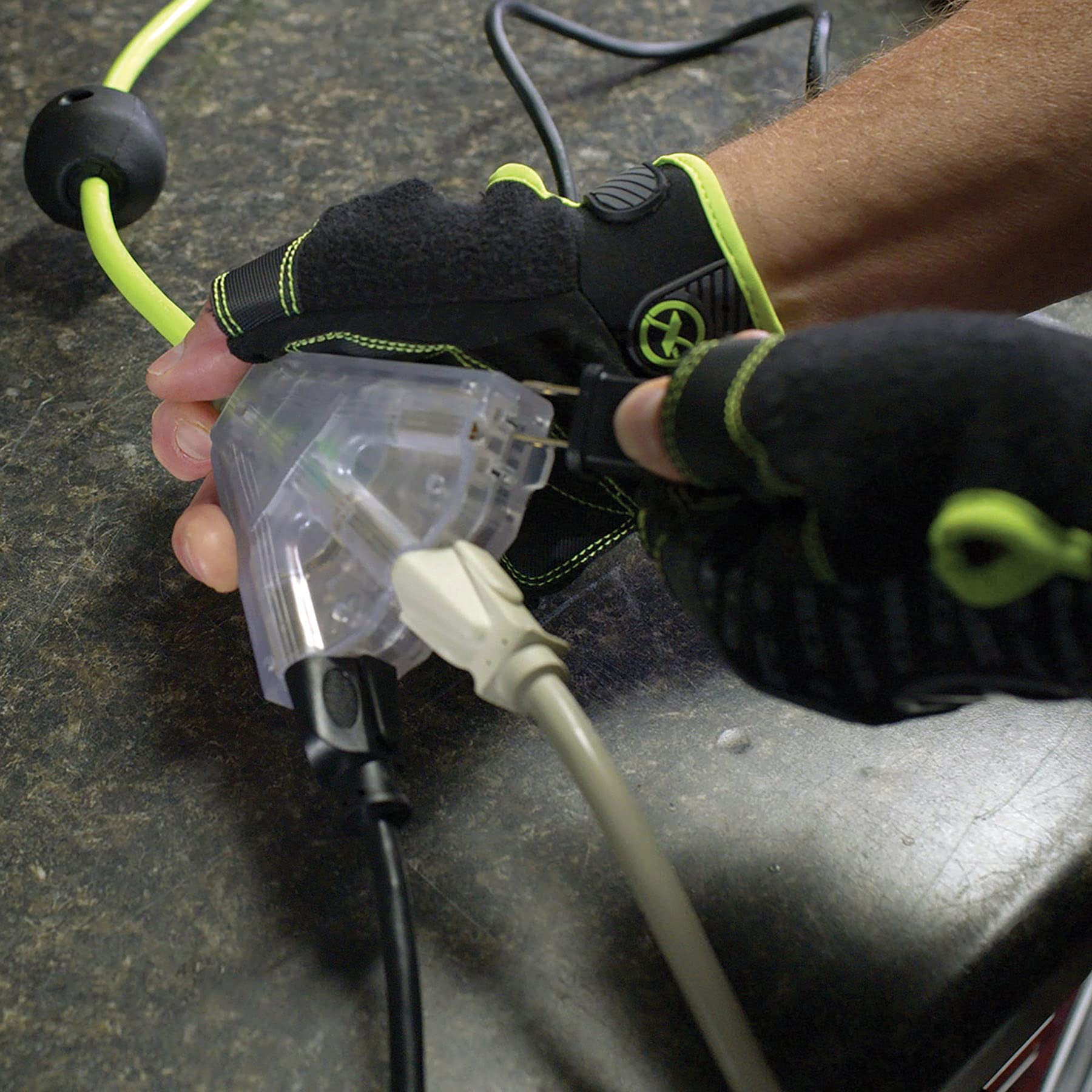 Self-leveling cord wind reduces tangles and keeps cords tidy.